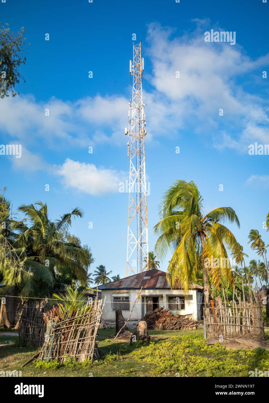 Ein kleines Haus mit Funkgerät und Handymast dahinter, Jambiani, Sansibar, Tansania Stockfoto