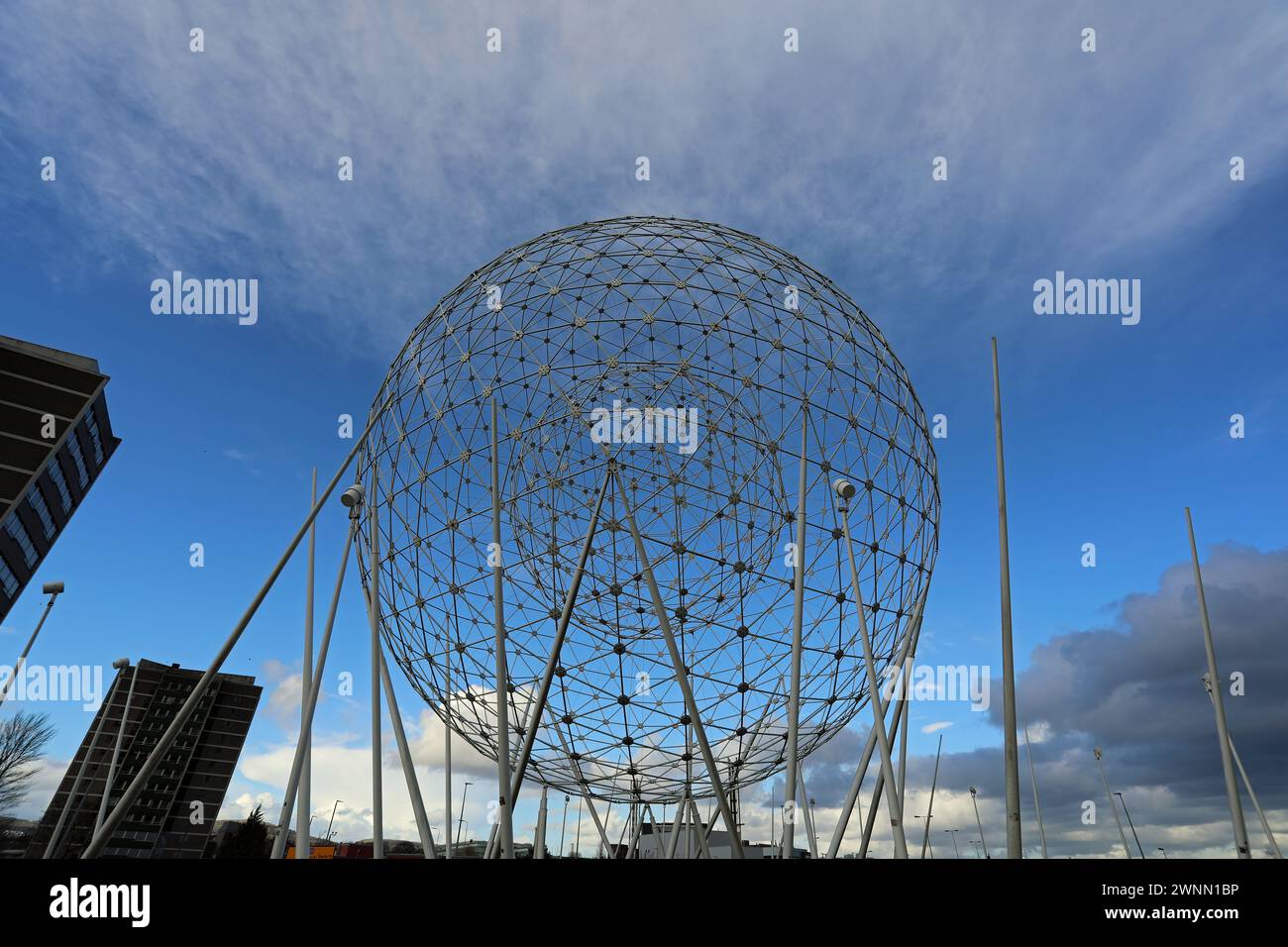 Symbolische Struktur namens RISE von Wolfgang Buttress am Broadway-Kreisverkehr in Belfast Stockfoto