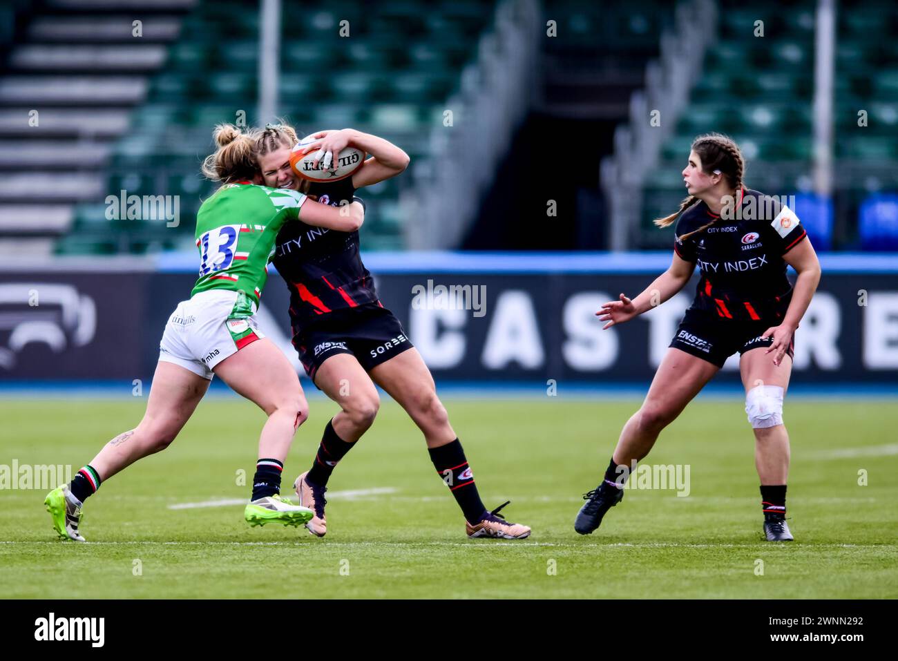 London, England am 3. März 2024. Lotte Clapp von Saracens Women wird von Meg Jones von Leicester Tigers Women während des Women's Allianz Premier 15s Matches zwischen Saracens Women und Leicester Tigers Women am 3. März 2024 im StoneX Stadium in London, England angegriffen. Foto von Phil Hutchinson. Nur redaktionelle Verwendung, Lizenz für kommerzielle Nutzung erforderlich. Keine Verwendung bei Wetten, Spielen oder Publikationen eines einzelnen Clubs/einer Liga/eines Spielers. Quelle: UK Sports Pics Ltd/Alamy Live News Stockfoto