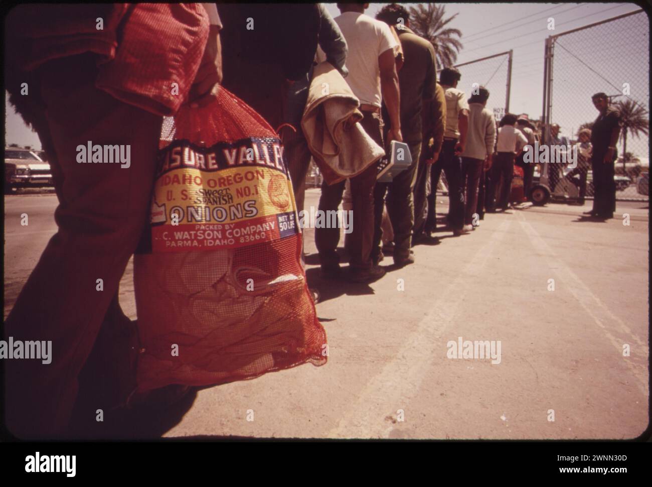 Calexico, Kalifornien. Mai 1972. Zurück nach Mexiko für diese Landarbeiter, die von der Grenzpatrouille in Calexico wegen illegaler Einreise aufgegriffen wurden. Höhere US-Löhne ziehen jährlich 300.000 illegale Migranten an, vor allem für landwirtschaftliche Betriebe, die vom Colorado River bewässert werden. Stockfoto