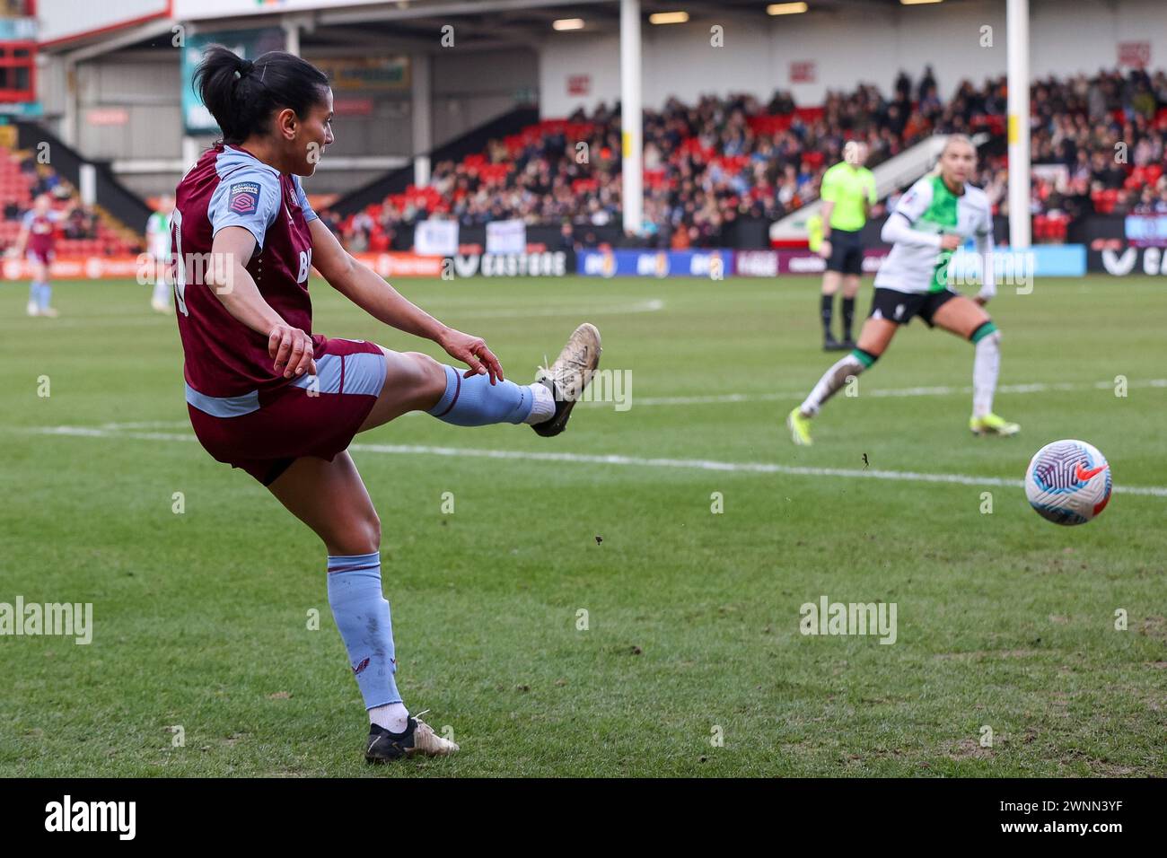 Birmingham, Großbritannien. März 2024. Kenza Dali von Aston Villa trifft sich im Poundland Bescot Stadium, Walsall Football Club, Walsall, England, am 3. März 2024 beim Spiel der FA Women's Super League 1 zwischen den Aston Villa Women und den Liverpool Women. Foto von Stuart Leggett. Nur redaktionelle Verwendung, Lizenz für kommerzielle Nutzung erforderlich. Keine Verwendung bei Wetten, Spielen oder Publikationen eines einzelnen Clubs/einer Liga/eines Spielers. Quelle: UK Sports Pics Ltd/Alamy Live News Stockfoto