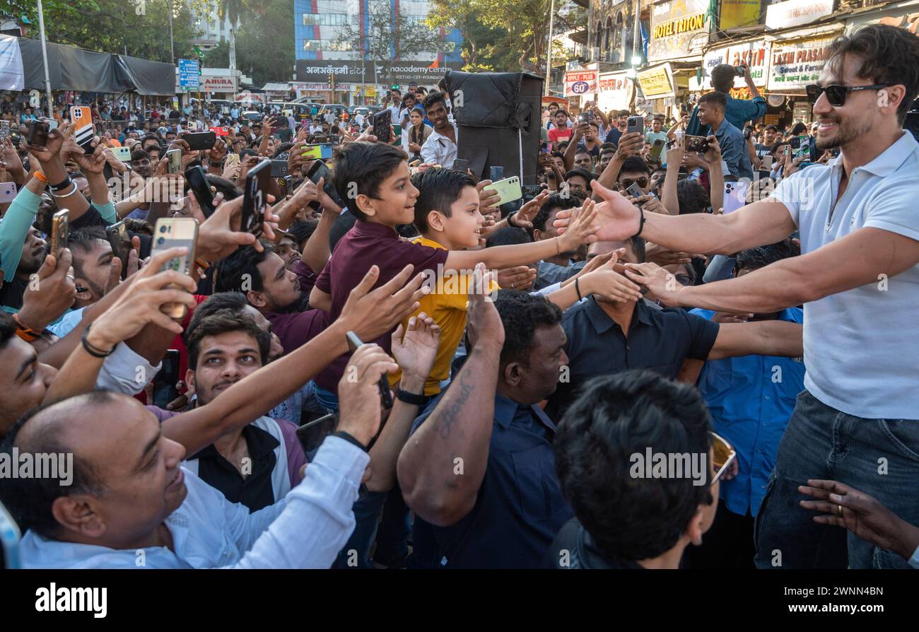 Mumbai, Indien. März 2024. MUMBAI, INDIEN - 3. MÄRZ: Bollywood-AktorTiger Shroff und der Künstler RUble Nagi in der #Andheri(W)-Skulptur, die am 3. März 2024 in Mumbai, Indien, enthüllt wurde. (Foto: Satish Bate/Hindustan Times/SIPA USA) Credit: SIPA USA/Alamy Live News Stockfoto