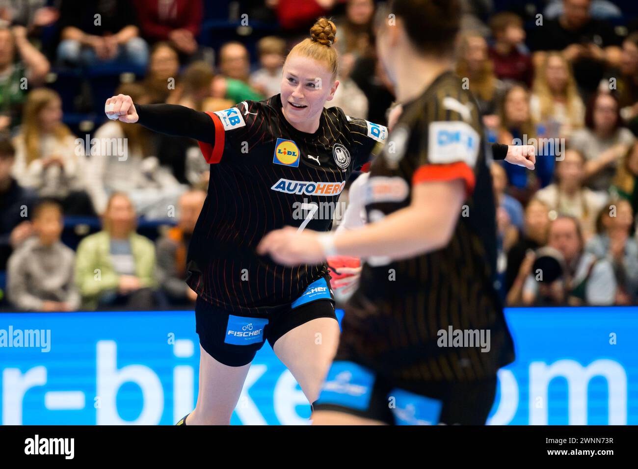 Düsseldorf, Deutschland. März 2024. Handball, Frauen, Europameisterschaft Qualifikation, 1. Runde, Gruppe 2, Spieltag 4, Deutschland - Slowakei: Meike Schmelzer aus Deutschland feiert nach einem Tor. Quelle: Marco Wolf/dpa/Alamy Live News Stockfoto