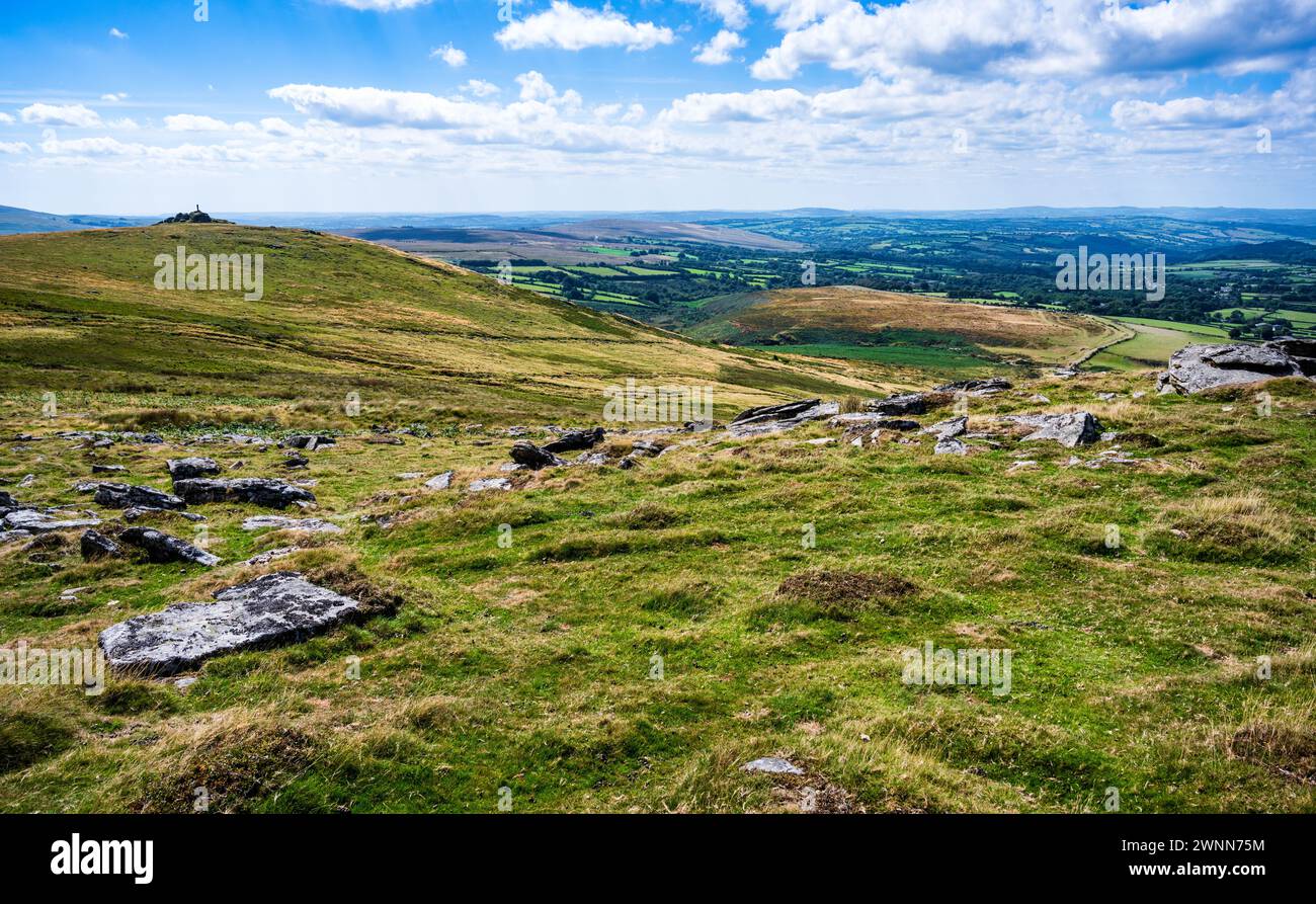 Blick auf Brat Tor, mit dem Widgery Cross, von Arms Tor, Dartmoor Natinal Park, Devon, England, Großbritannien. Stockfoto