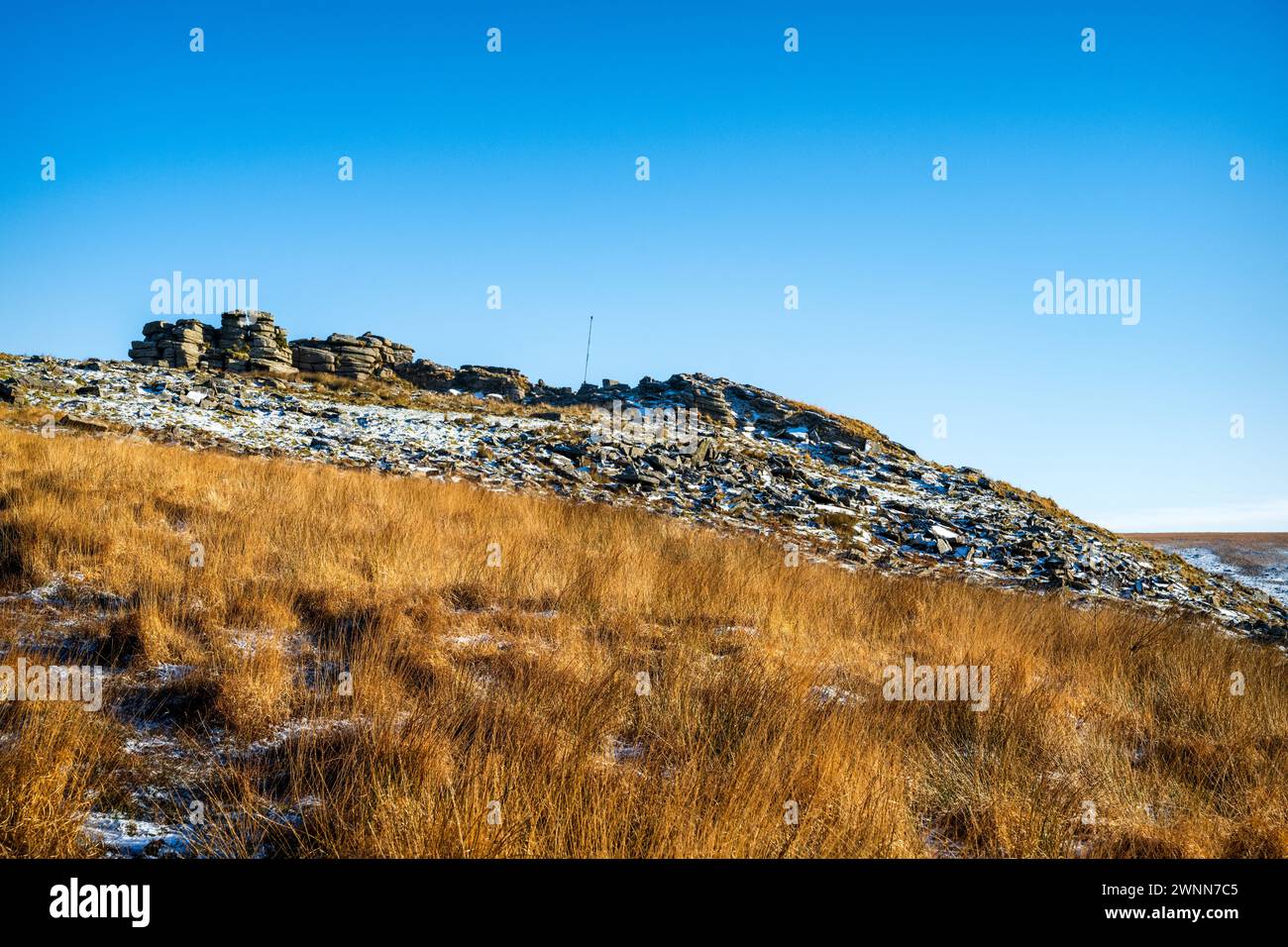 Winterlicher Blick auf die Anfahrt nach Ger Tor, Dartmoor National Park, Devon, England, Großbritannien. Der Militärfahnenmast soll vor dem Beschuss während der Trainingszeiten warnen. Stockfoto