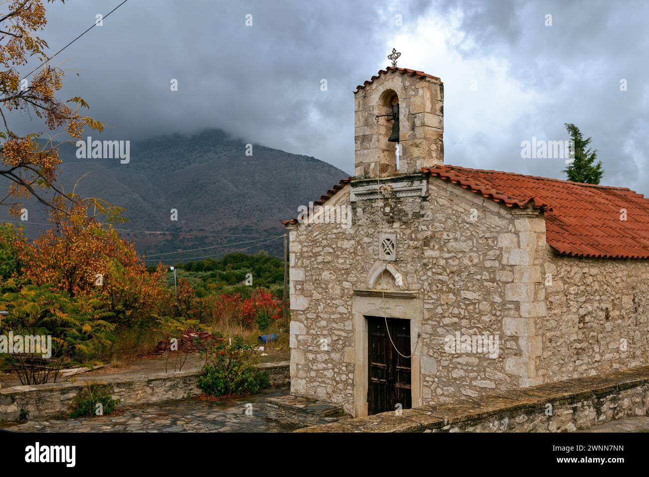 Alte griechisch-orthodoxe christliche Kirche aus Stein auf dem Land der Insel Kreta, Griechenland, an einem bewölkten Novembertag. Stockfoto