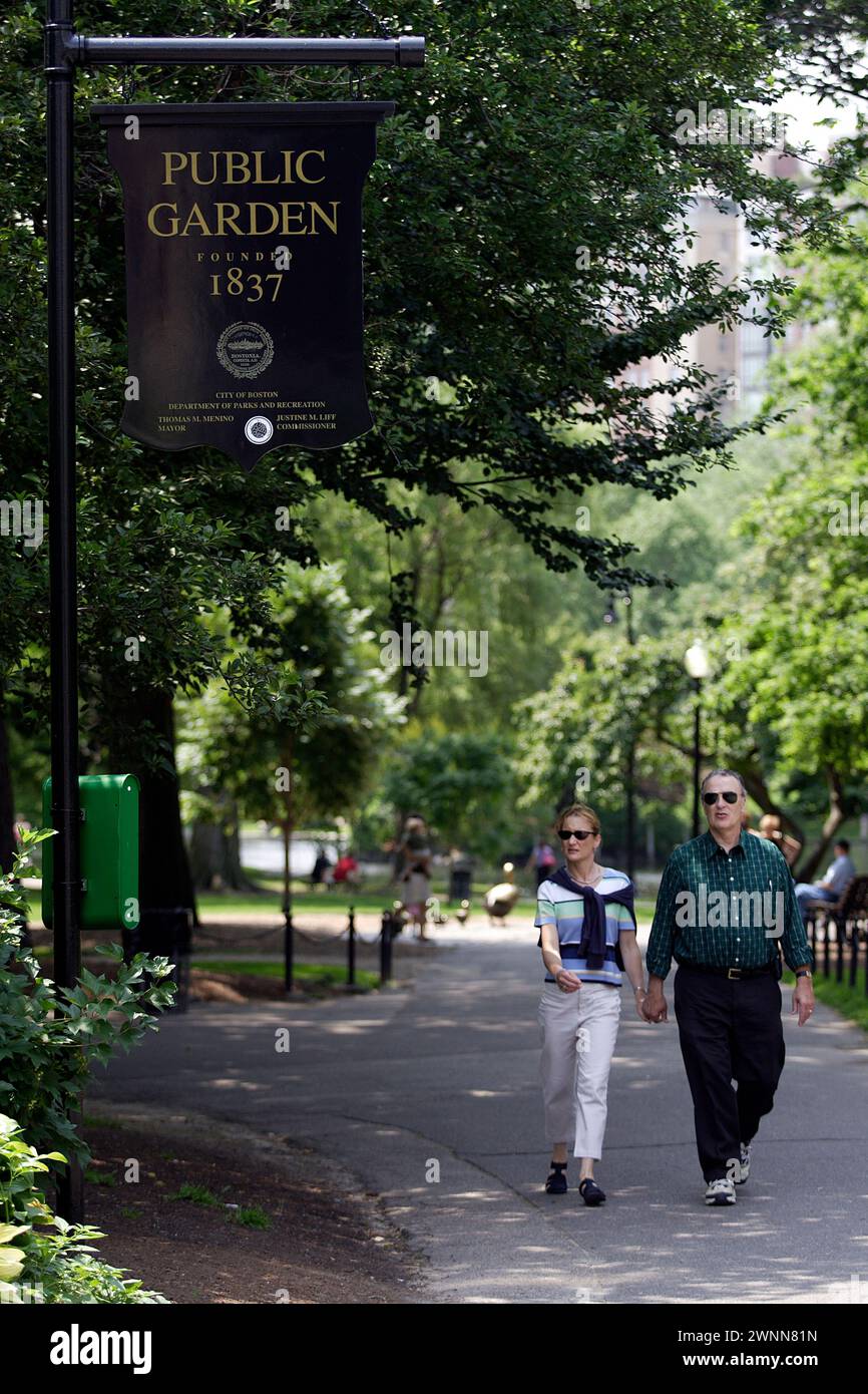 Besucher schlendern durch den 1837 gegründeten Public Garden in Boston, Massachusetts. Stockfoto