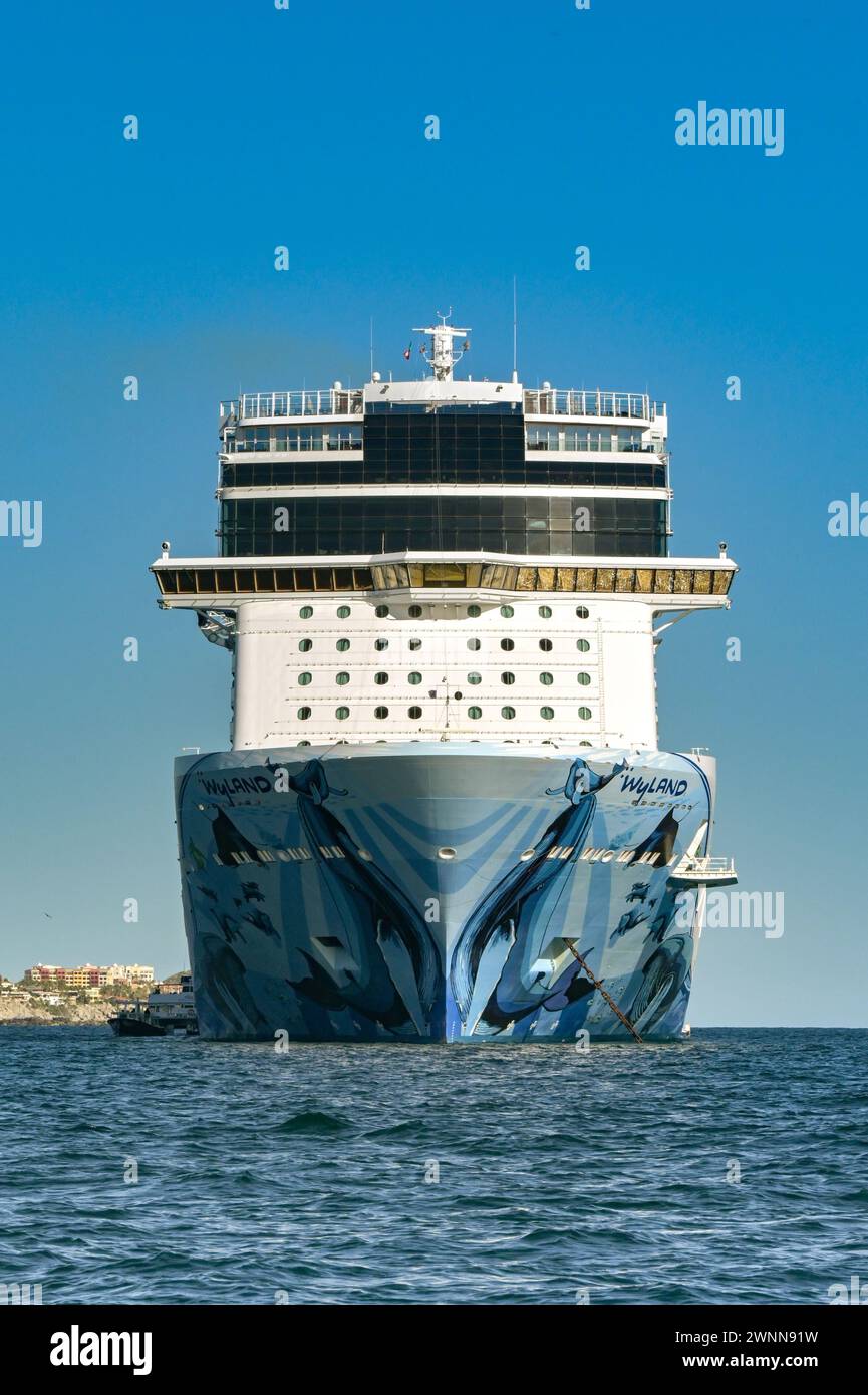 Cabo San Lucas, Mexiko - 14. Januar 2024: Blick auf das Kreuzfahrtschiff Norwegian Bliss vor Anker vor der Küste von Cabo San Lucas. Das Schiff ist Oper Stockfoto