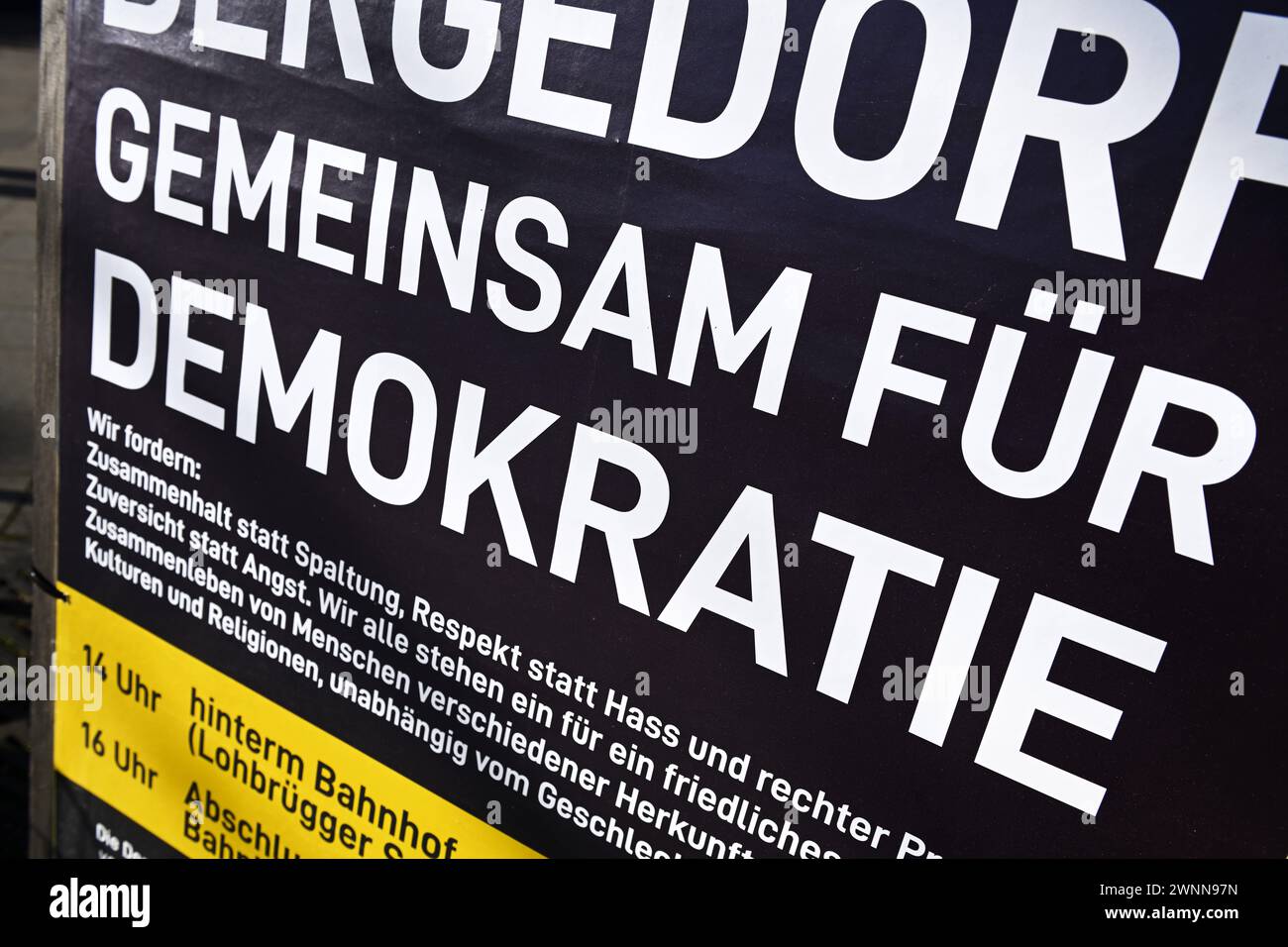 Plakat für eine Demonstration gegen Rechtsextremismus und für Demokratie in Bergedorf, Hamburg, Deutschland *** Poster für eine Demonstration gegen Rechtsextremismus und für Demokratie in Bergedorf, Hamburg, Deutschland Stockfoto