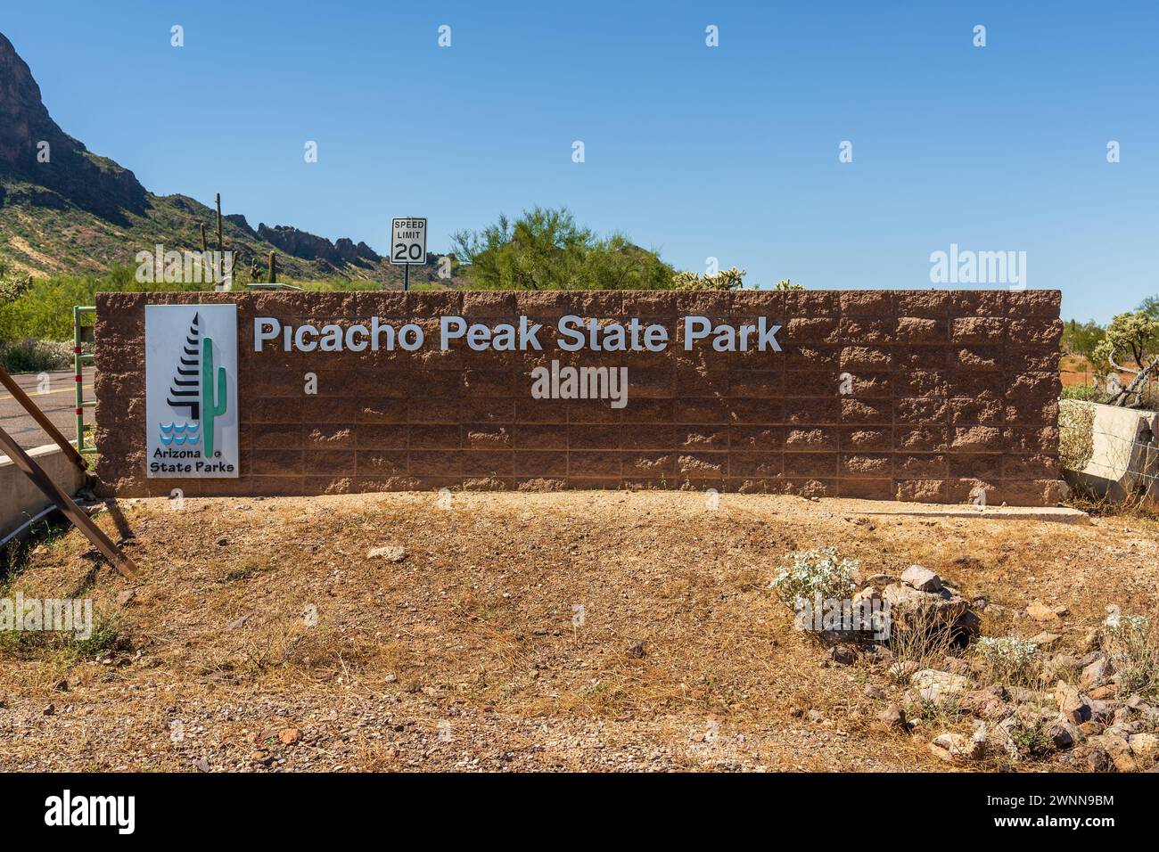 Pinal County, Arizona - 6. Oktober 2021: Schild am Eingang zum Picacho Peak State Park. Stockfoto