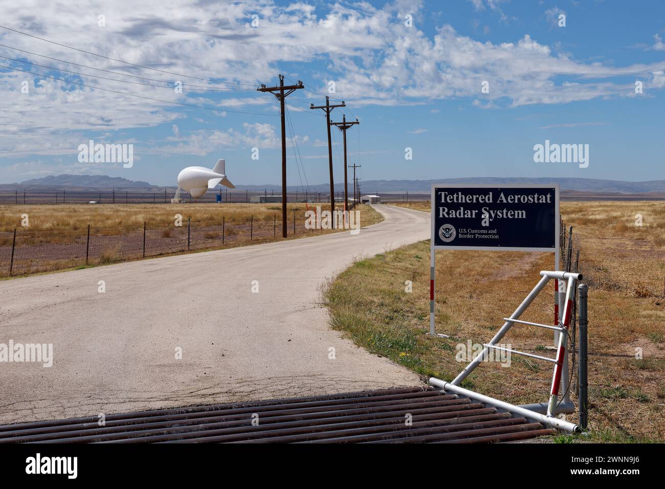 Marfa, TX - 13. Oktober 2021: Das kabelgebundene Aerostat-Radar-System hilft dem US-Grenzschutz, kleine Flugzeuge zu erkennen, die aus dem Sout in das Land eindringen Stockfoto