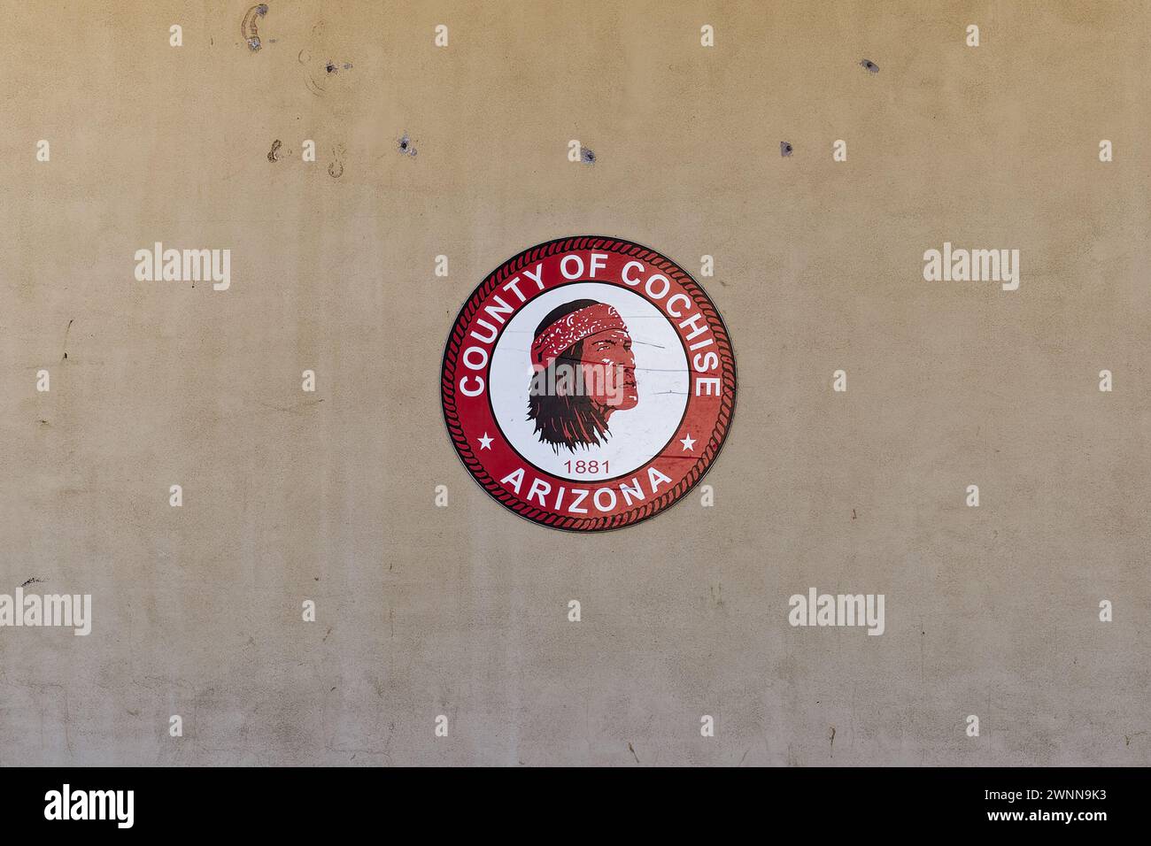 Douglas, Arizona – 10. Oktober 2021: Das County Siegel für Cochise County ist ein Indianer, Häuptling Cochise, der Häuptling des Chiricahua-Stammes. Stockfoto