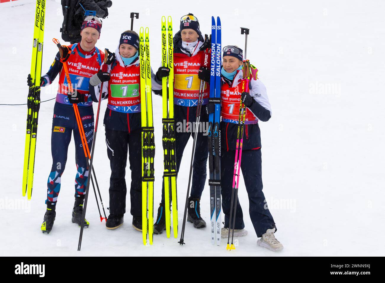 Oslo, Norwegen 3. März 2024 feiern Johannes Thinges Boe, Ida Lien, Tarjei Boe und Ingrid Landmark Tandrevold aus Norwegen nach dem Mixed Staffel beim BMW IBU World Cup Biathlon in Holmenkollen Oslo, Norwegen Stockfoto