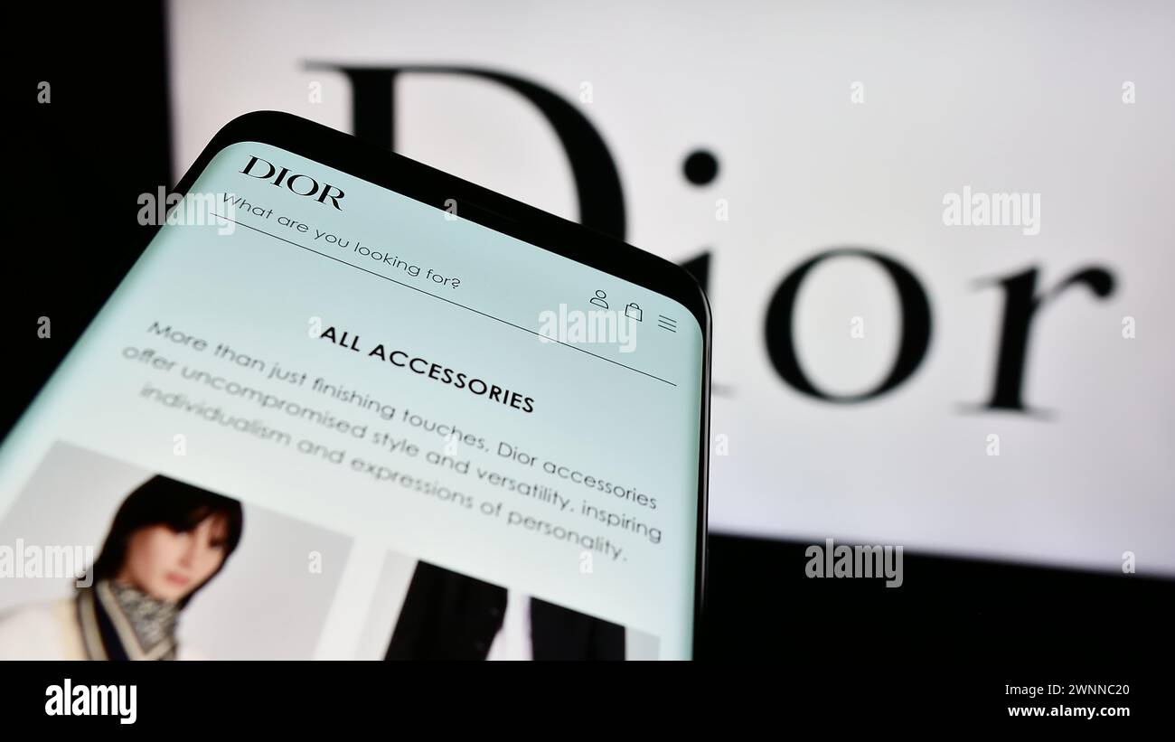 Smartphone mit Website des französischen Luxusmodeunternehmens Christian Dior SE vor Geschäftslogo. Fokussieren Sie sich oben links auf der Telefonanzeige. Stockfoto