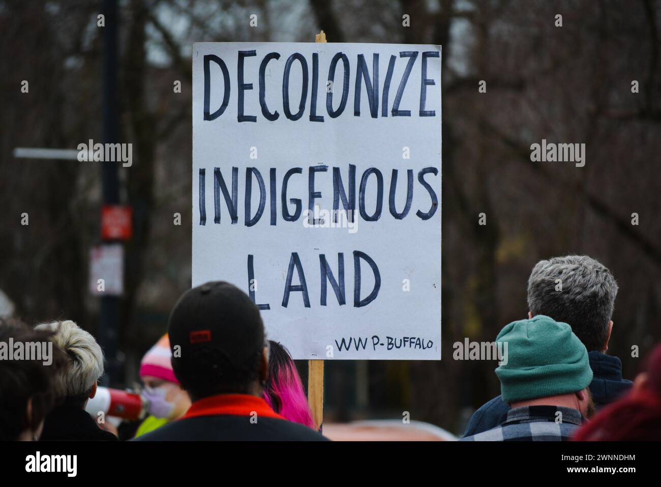 "Entkolonize Indigenes Land"-Schild bei einem protestmarsch. Stockfoto
