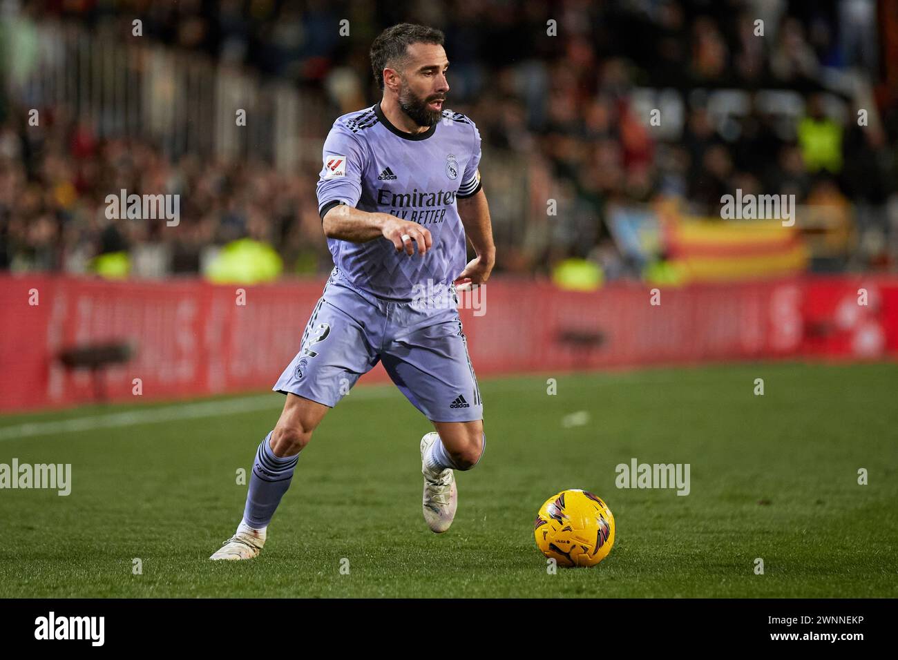 VALENCIA, SPANIEN - 2. MÄRZ: Daniel Carvajal, der sich am 2. März 2024 im Mestalla Stadion in Valencia befindet, spielt mit dem Ball beim LaLiga EA Sports Spiel zwischen Valencia CF und Real Madrid. (Foto Von Jose Torres/Photo Players Images) Credit: Francisco Macia/Alamy Live News Stockfoto