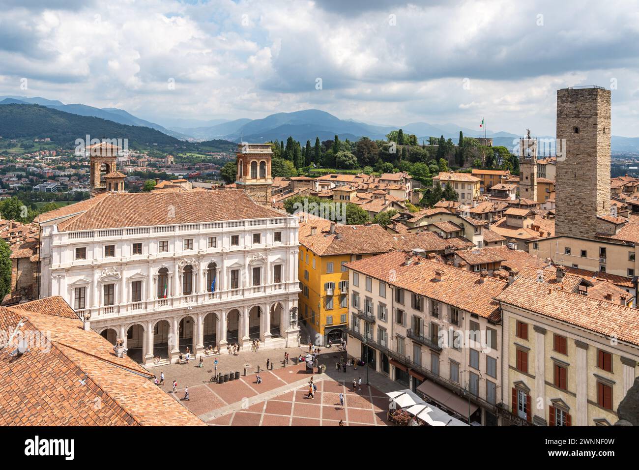 Blick auf Bergamo vom Campanone-Turm aus, der Besuchern einen atemberaubenden Blick auf die Altstadt (Citta Alta), Lombardei, Italien bietet Stockfoto