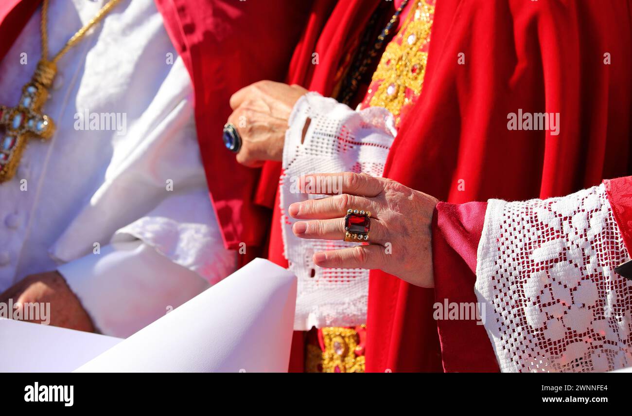 Die Hand eines Bischofs in klerikaler Kleidung segnet die Gläubigen während eines religiösen Ritus Stockfoto