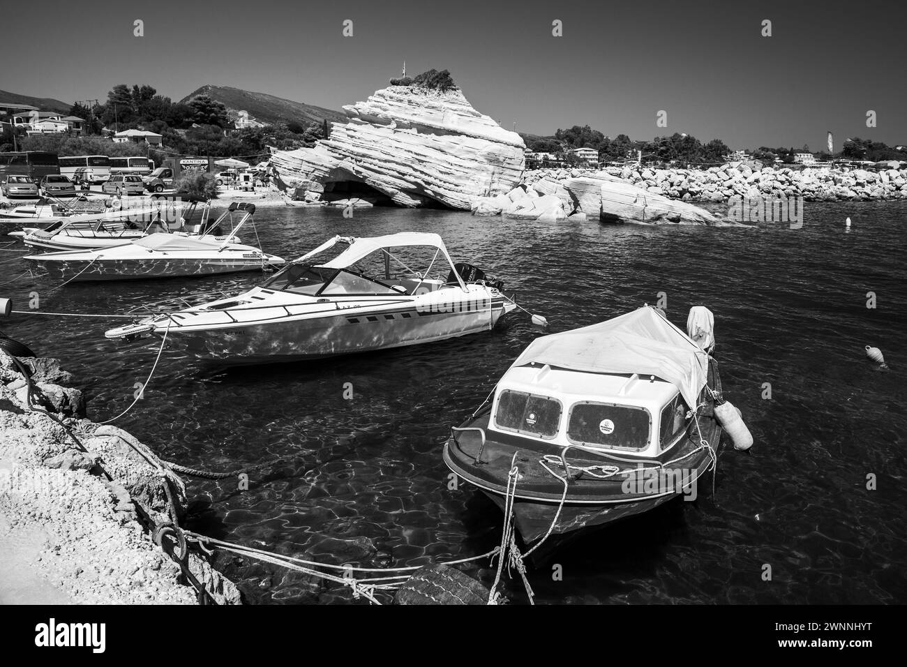 Zakynthos, Griechenland - 17. August 2016: Vergnügungs- und Angelmotorboote liegen im Hafen von Agios Sostis vor, Schwarzweiß-Foto Stockfoto