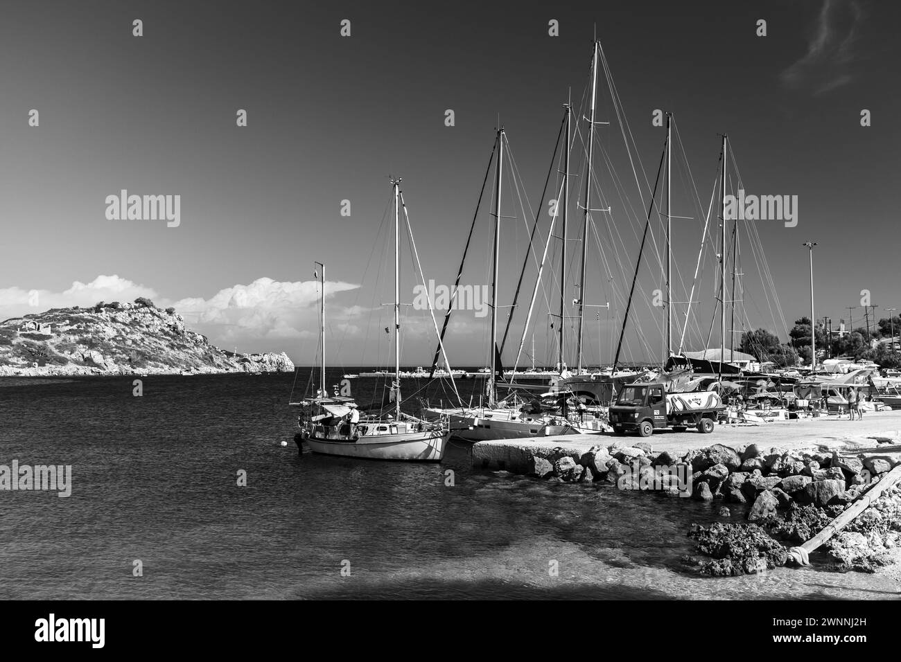 Zakynthos, Griechenland - 20. August 2016: Segelyachten und Sportboote liegen in Agios Nikolaos, einer schwarz-weißen Küstenlandschaft Stockfoto