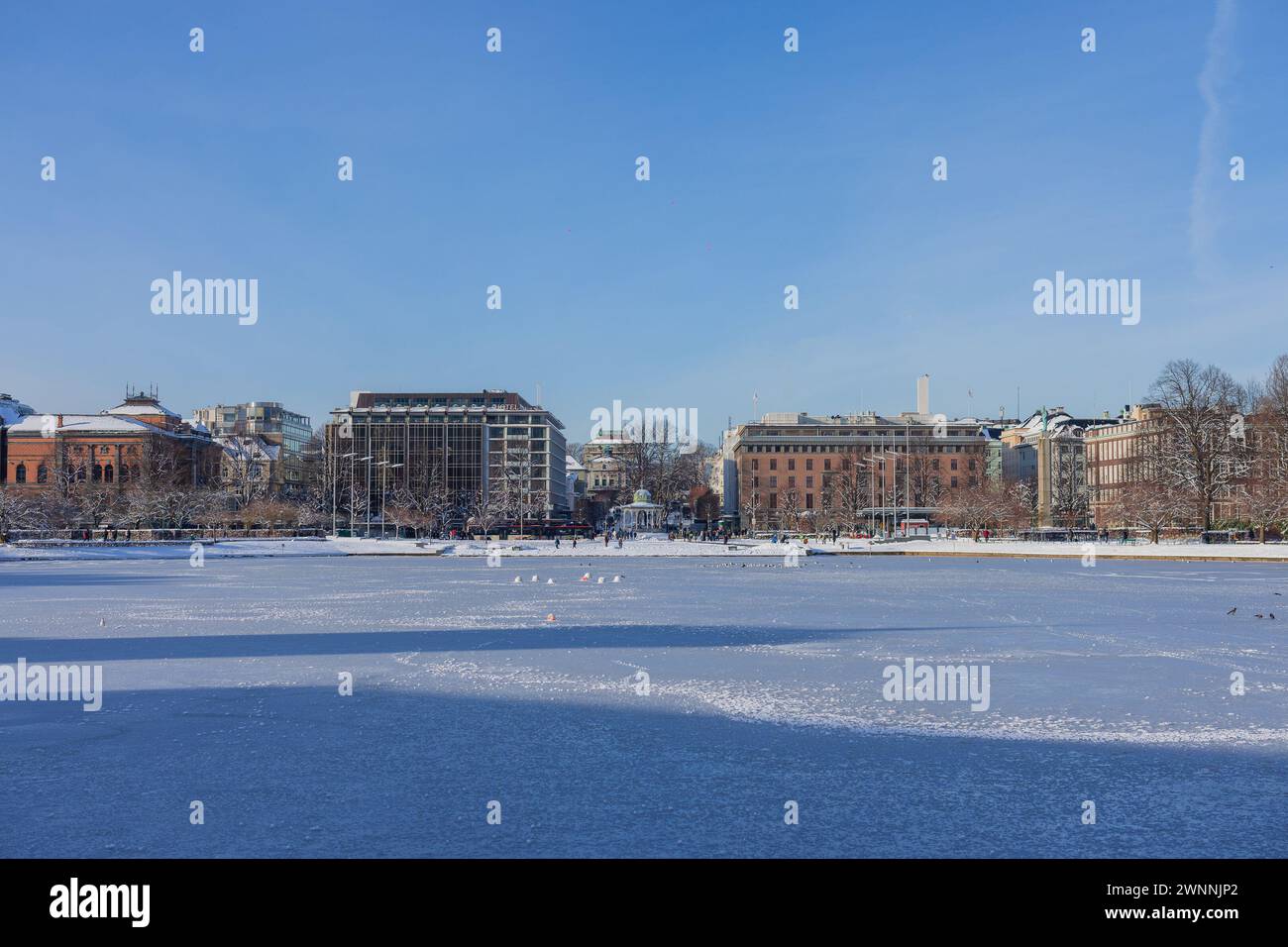 Lille Lungegårdsvannet oder See im Zentrum von bergen im Winter, bedeckt mit Schnee und Eis. Sichtbare Stadtlandschaft von Bergen mit musikalischem Pavillon. Wir sind sonnig Stockfoto