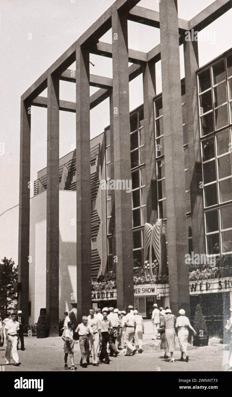 Foto vom Album einer italienischen jüdischen Familie (Jarach), die im Sommer 1933 zur internationalen Expo in Chicago reiste. Das Foto zeigt eine ungewöhnliche Architektur eines der Pavillons. Stockfoto