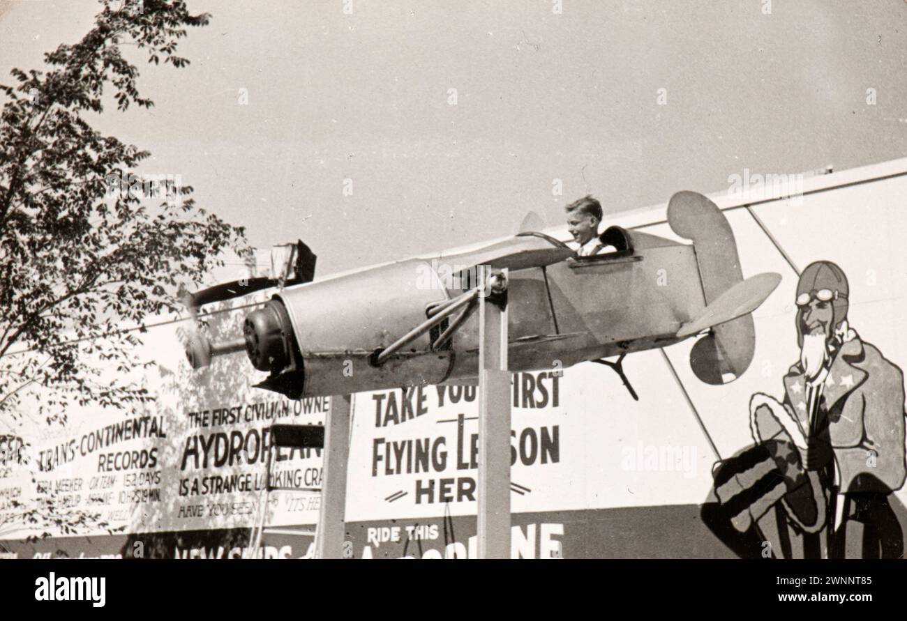 Foto vom Album einer italienischen jüdischen Familie (Jarach), die im Sommer 1933 zur internationalen Expo in Chicago reiste. Das Foto zeigt ein Kind, das Spaß an einem Spielzeugspielzeug im Vergnügungspark hat, das ein Flugzeug darstellt Stockfoto