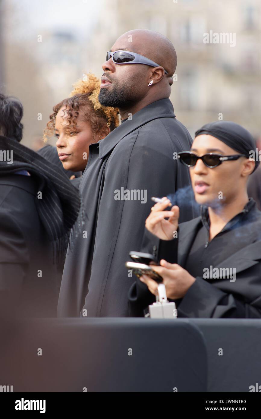 Des Stars de la K-Pop , du Rap, un Champion du Monde de de Judo, sont venus au Show Balenciaga à Paris. Les Fans étaient nombreux à l'extérieur Stockfoto