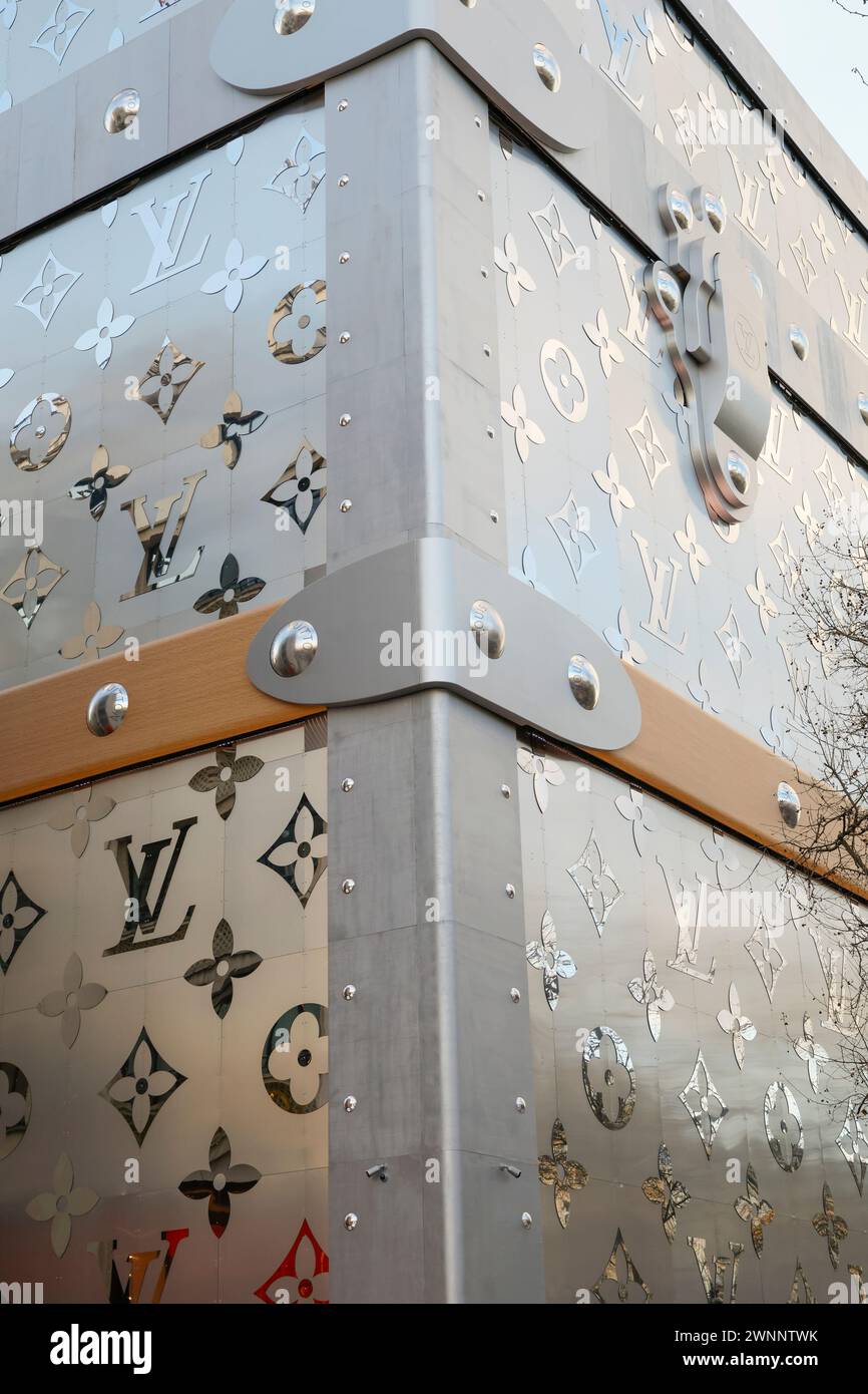EIN MAMMOTH LOUIS VUITTON KOFFERRAUM AUF DER CHAMPS ELYSEES PARIS Stockfoto
