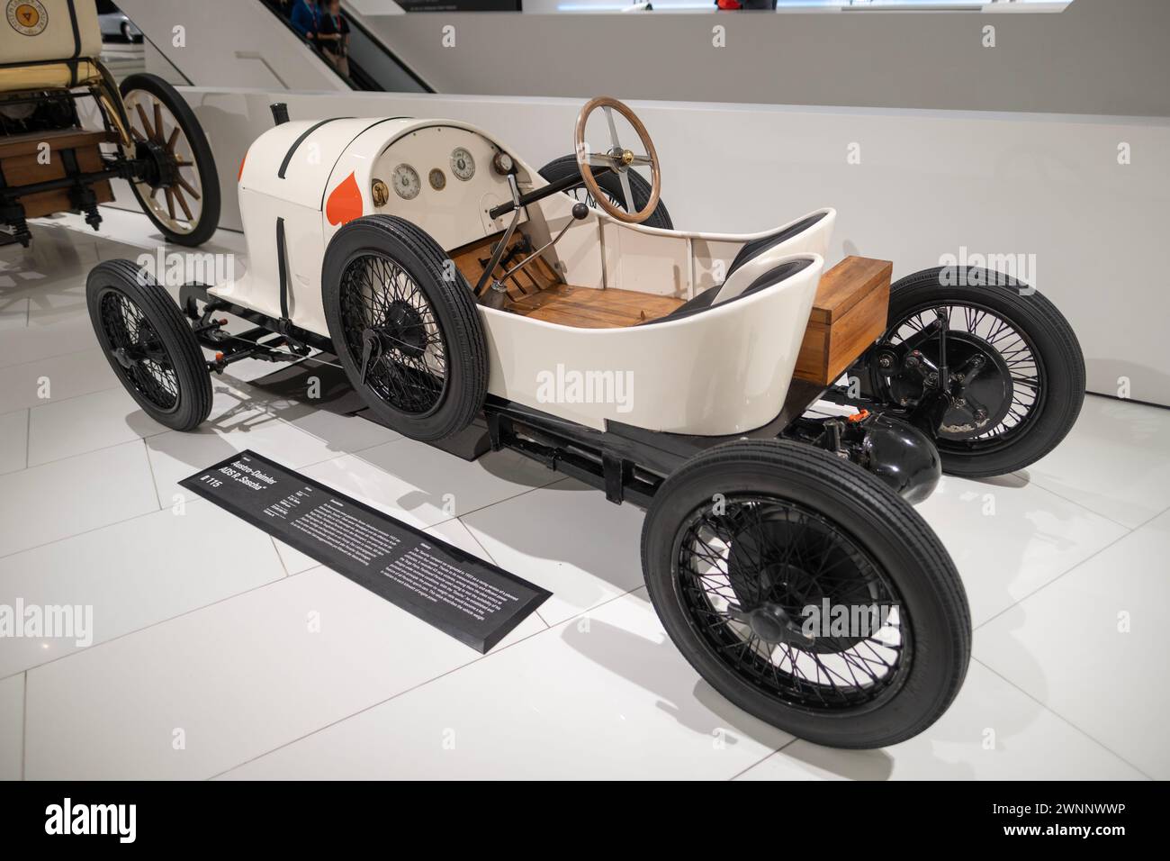 Vintage weiß Austro Daimler ZEIGT R Sascha 1922, Sportwagenanzeige Porsche Museum, Oldtimer Retro-Stil, Automobil Leidenschaft, Geschichte Automobilbranche Intuition Stockfoto