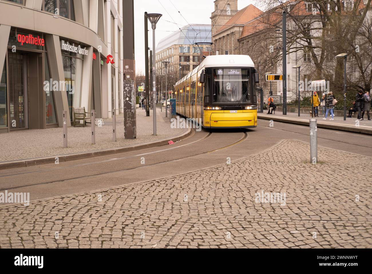 Gelbe Tram Generation Flexity Berlin die Stadtstraße in Berlin entlang fahren, Reise-, Tourismus- und Städtereisen, umweltfreundliches öffentliches Verkehrssystem, Stockfoto