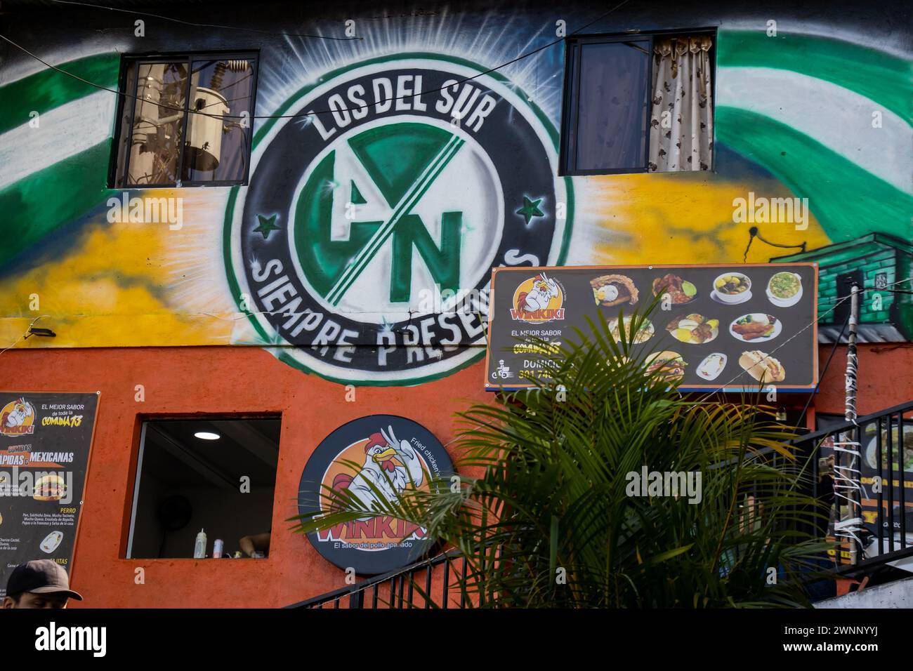 MEDELLIN, KOLUMBIEN - 17. JANUAR 2024: Schild der Los del Sur Football-Anhänger von Atlético Nacional auf der berühmten Comuna 13 in Medellin Stockfoto