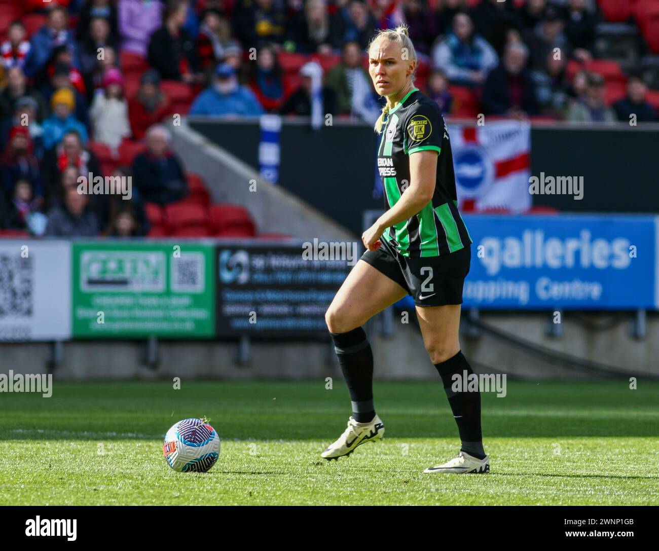 Bristol, Großbritannien. März 2024. Bristol, England, 3. März 2024 Maria Thorisdottir (2. Brighton) will den Pass während des Spiels der Barclays FA Womens Super League zwischen Bristol City und Brighton & Hove Albion am Ashton Gate in Bristol, England, schaffen. (Beast/SPP) Credit: SPP Sport Press Photo. /Alamy Live News Stockfoto