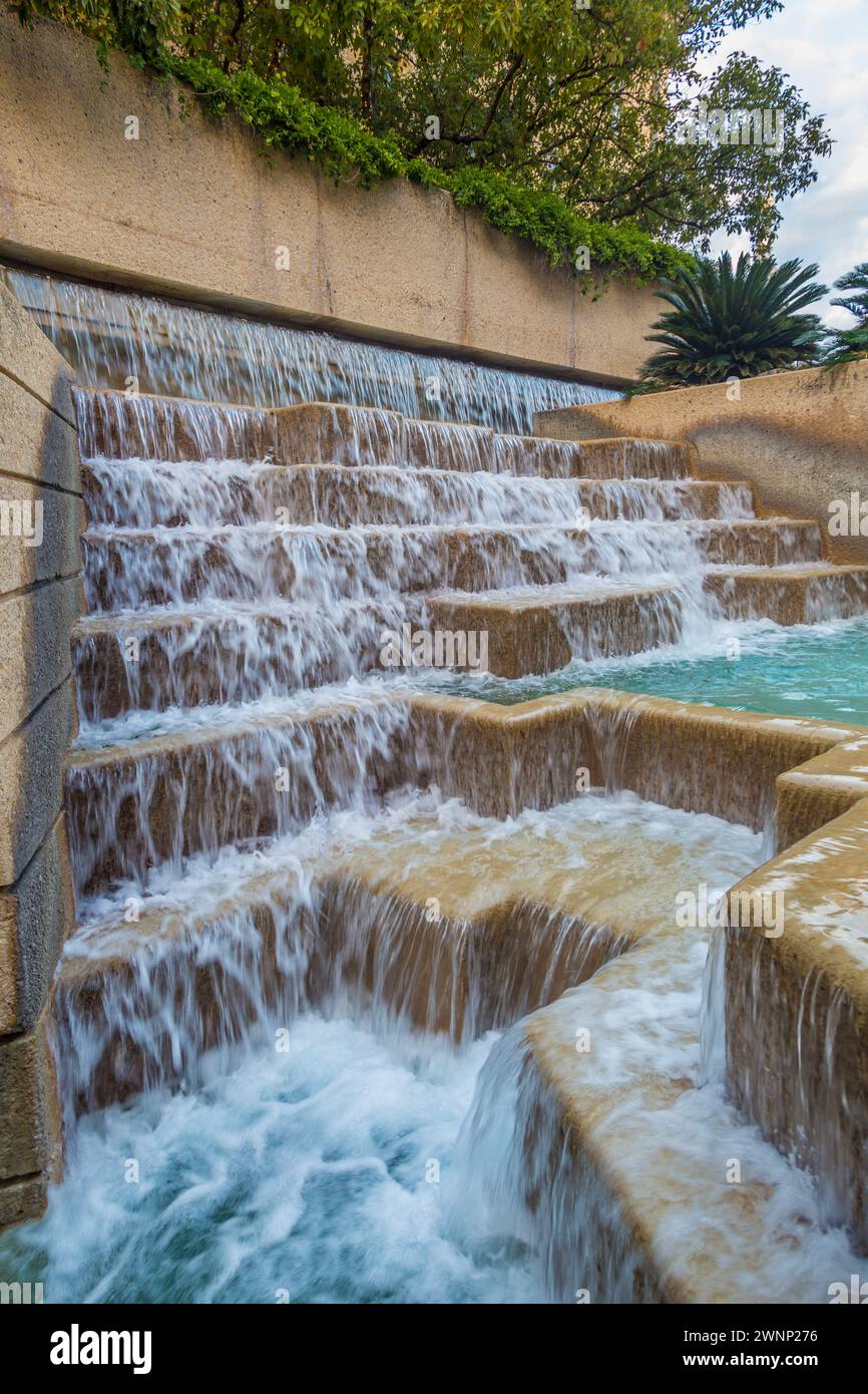 Springbrunnen am River Walk im Zentrum von San Antonio, Texas Stockfoto