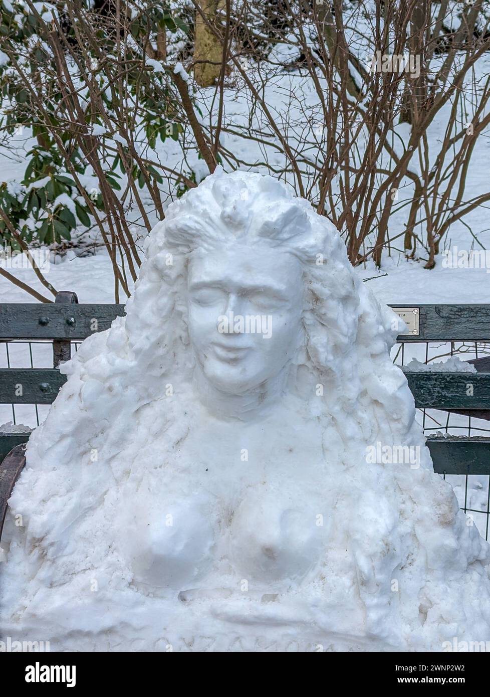 Schneeskulptur auf einer Bank im Central Park New York Stockfoto