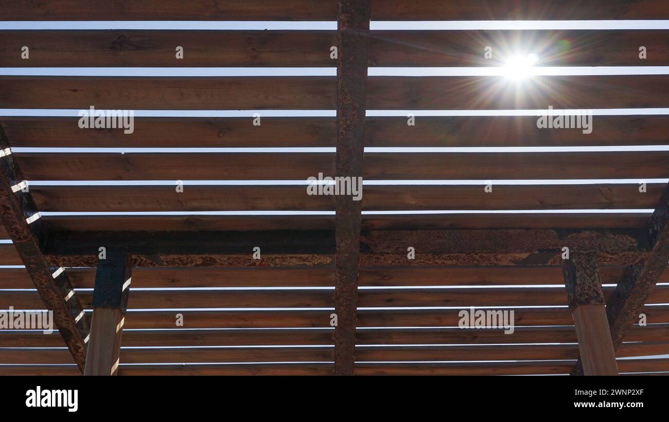 Holzstruktur mit natürlichem Licht und Schatten. Stockfoto