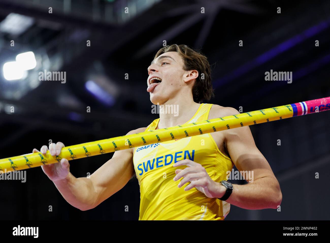 Glasgow, Großbritannien. März 2024. GLASGOW, VEREINIGTES KÖNIGREICH 20240303Armand Duplantis gewinnt nach 5,95 m im Stabhochsprung-Finale bei den Leichtathletik-Hallenweltmeisterschaften in der Emirates Arena in Glasgow, Vereinigtes Königreich, Weltcupgold. ***Das Bild ist im SPORTPAKET enthalten. Für andere KOSTENPFLICHTIGE BILDER*** Foto: Christine Olsson/TT/Code 10430 Credit: TT News Agency/Alamy Live News Stockfoto