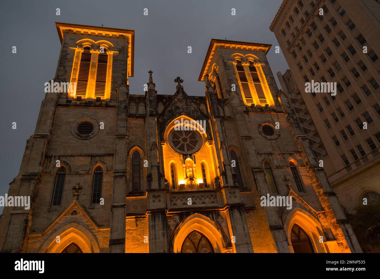 San Fernando Kathedrale der Katholischen Kirche, beleuchtet bei Nacht in der Innenstadt von San Antonio, Texas Stockfoto