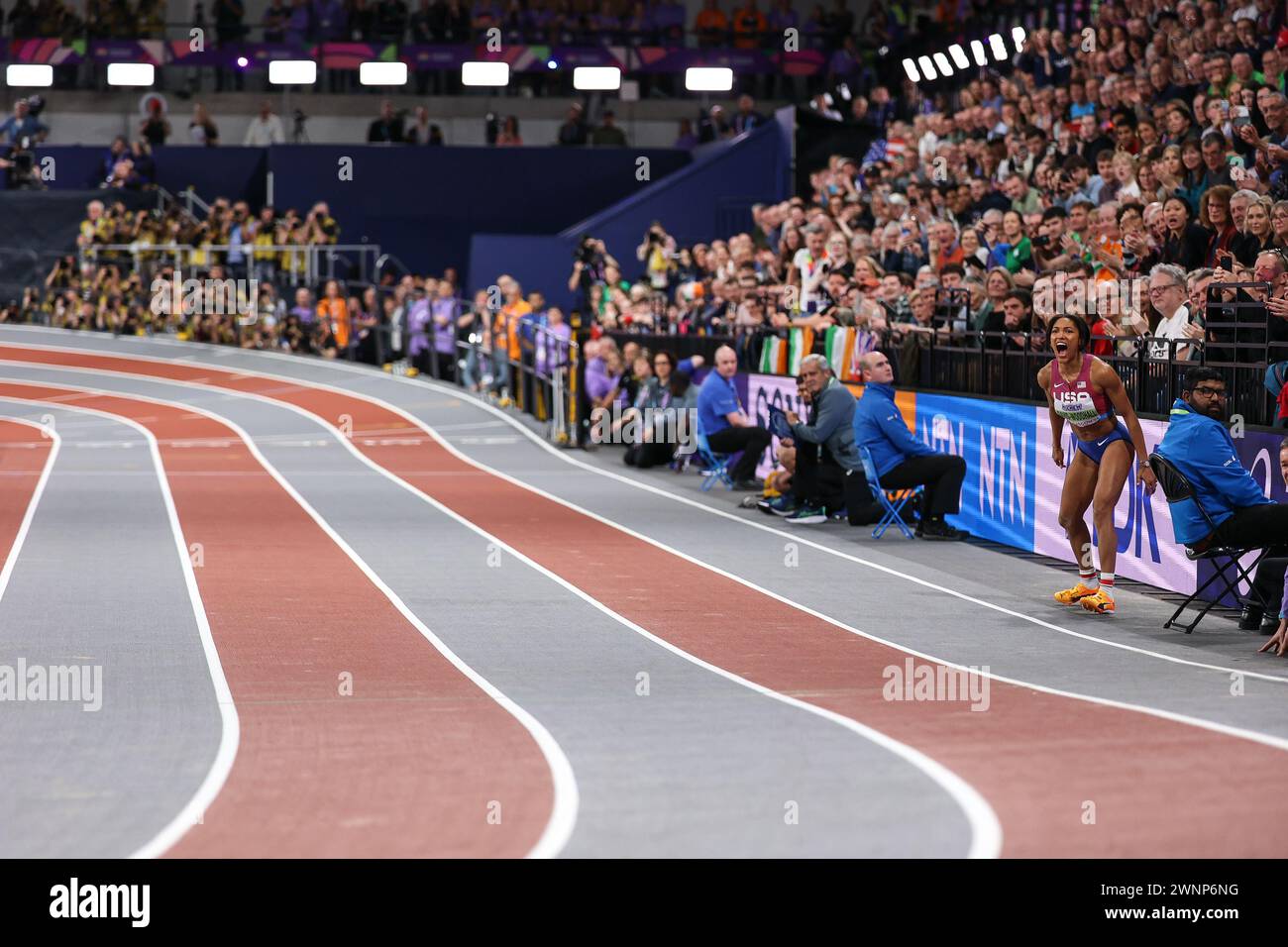 Glasgow am Sonntag, den 3. März 2024. Tara Davis-Woodhall (USA, Long Jump) unterstützt die US-Männer, die am Sonntag, den 3. März 2024, in der 4x400-m-Staffel bei den Leichtathletik-Weltmeisterschaften 2024 in der Emirates Arena in Glasgow antraten. (Foto: Pat Scaasi | MI News) Credit: MI News & Sport /Alamy Live News Stockfoto