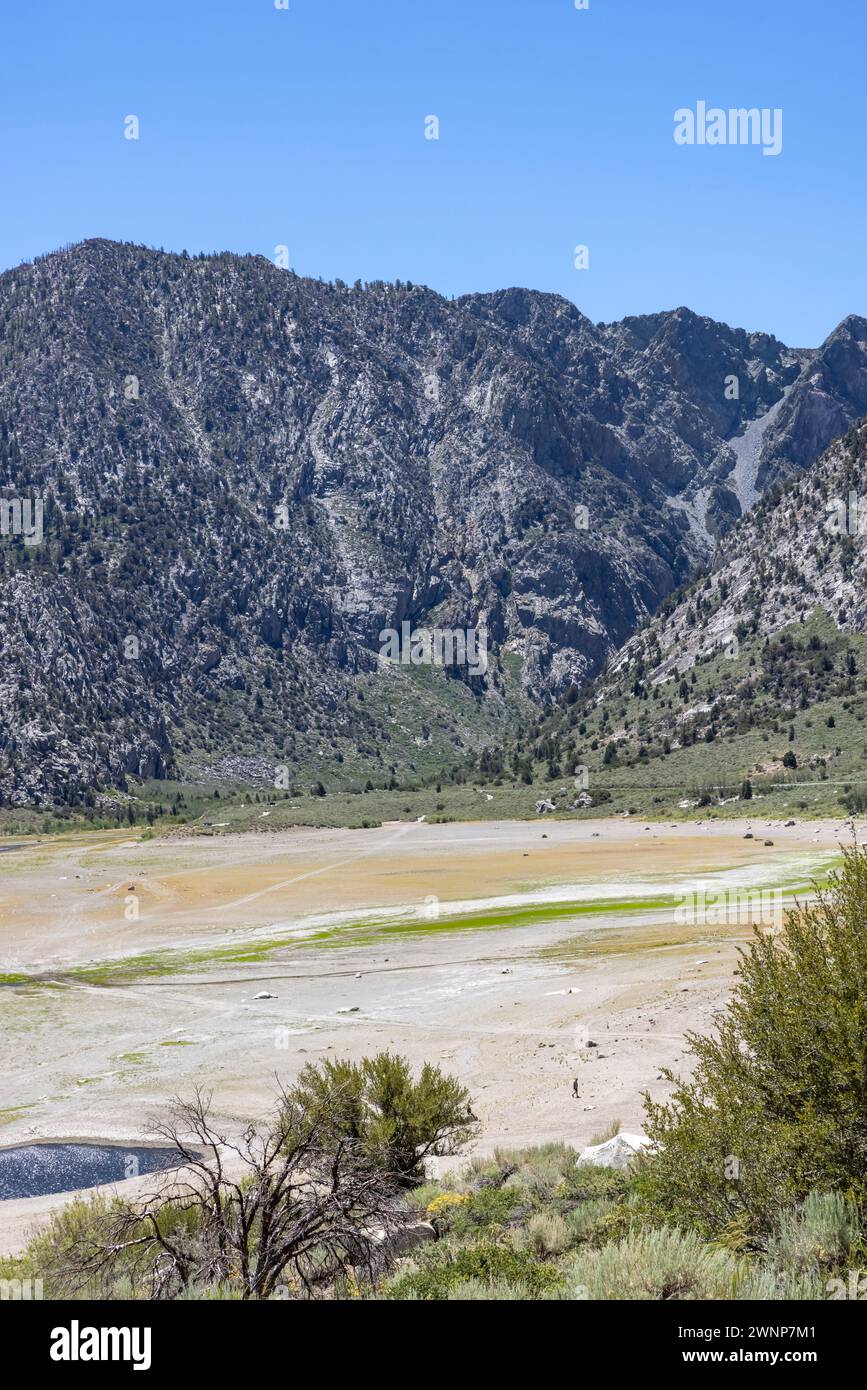 Der Grant Lake in den östlichen Sierras hat große Abschnitte infolge der anhaltenden Dürre vertrocknen lassen. In normalen Zeiten würde der See im Juli gefüllt sein Stockfoto