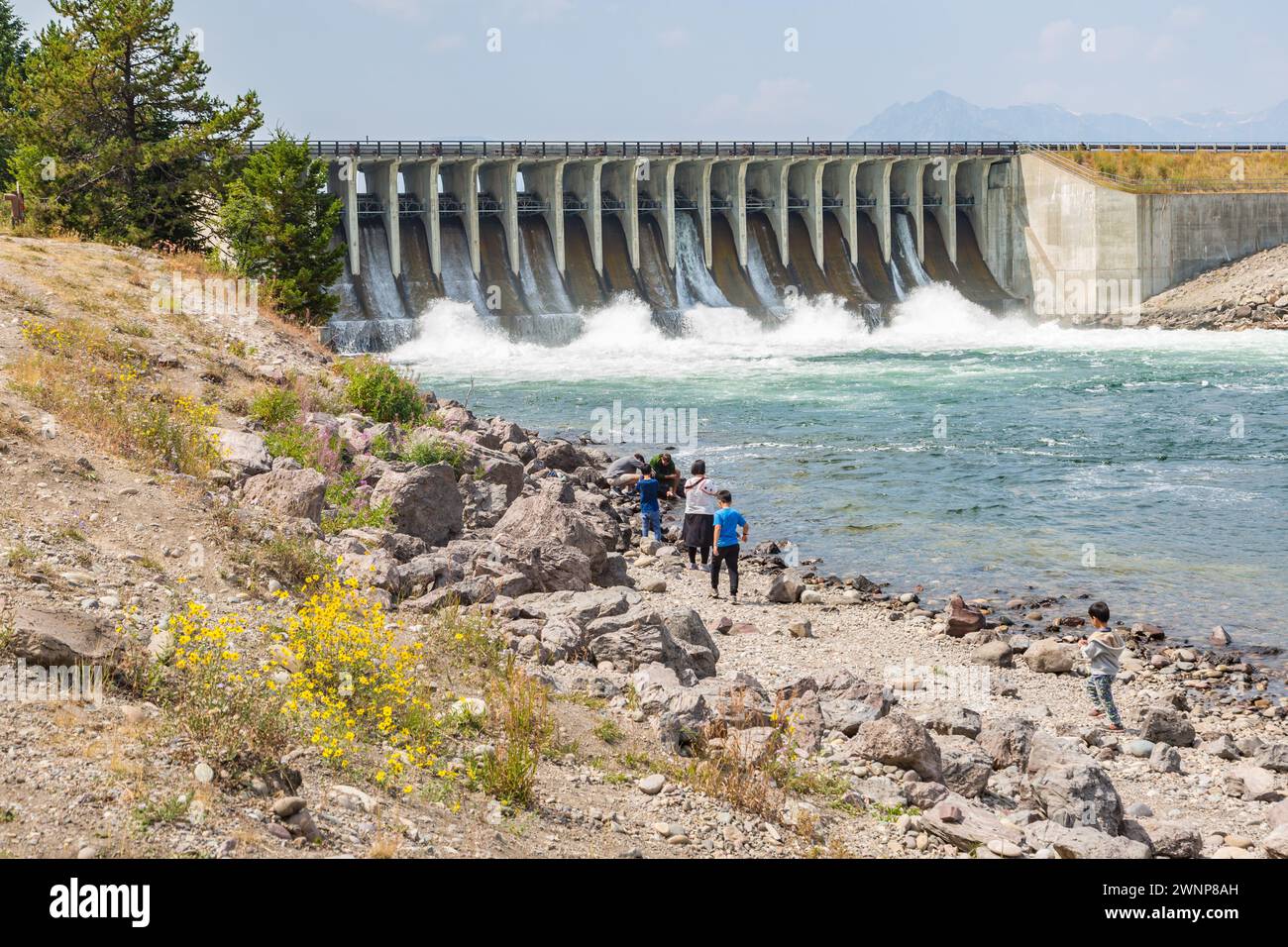 Der Jackson Lake Dam wurde gebaut, um Wasser für die Bewässerung im Snake River Basin im Grand Teton National Park in Wyoming zu speichern Stockfoto