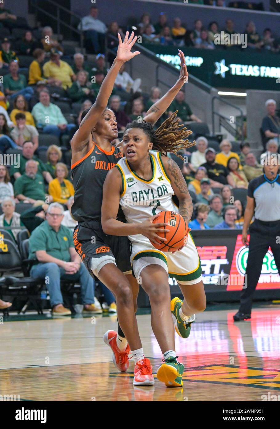 Waco, Texas, USA. März 2024. Die Baylor Lady Bears Wache Yaya Felder (2) fährt in Richtung Korb gegen die Oklahoma State Cowgirls Wache Quincy Noble (0) während der 1. Hälfte des NCAA Basketballspiels zwischen den Oklahoma State Cowgirls und Baylor Lady Bears im Foster Pavilion in Waco, Texas. Matthew Lynch/CSM (Bild: © Matthew Lynch/Cal Sport Media). Quelle: csm/Alamy Live News Stockfoto