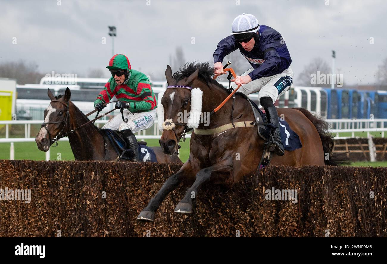 Ridersonthestorm und Gavin Sheehan springen die letzten vor dem zweiten Platz, Doncaster Racecourse, 24.02.03.24. Credit JTW equine Images / Alamy. Stockfoto