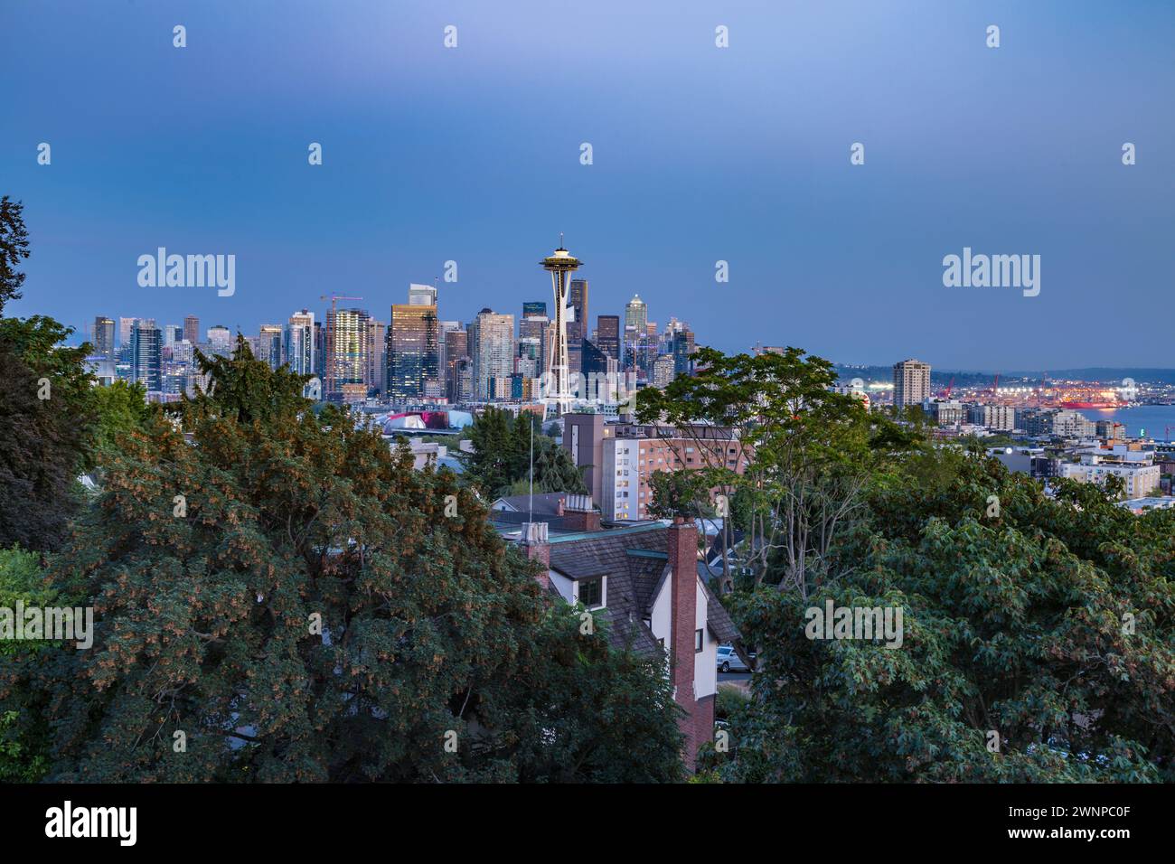 Abendlicher Blick auf die Innenstadt von Seattle, Washington vom Kerry Park Stockfoto