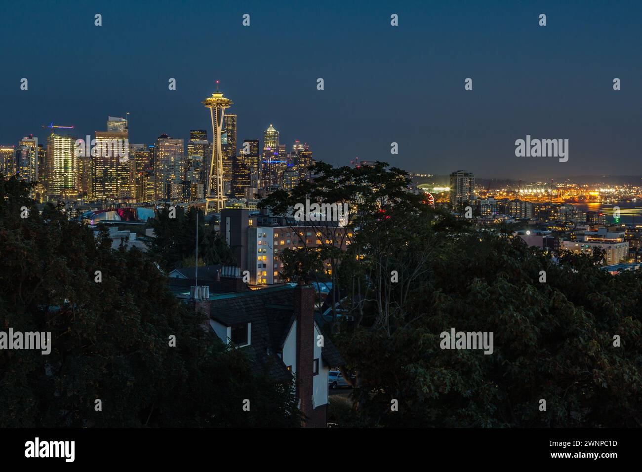Nächtlicher Blick auf die Innenstadt von Seattle, Washington vom Kerry Park Stockfoto