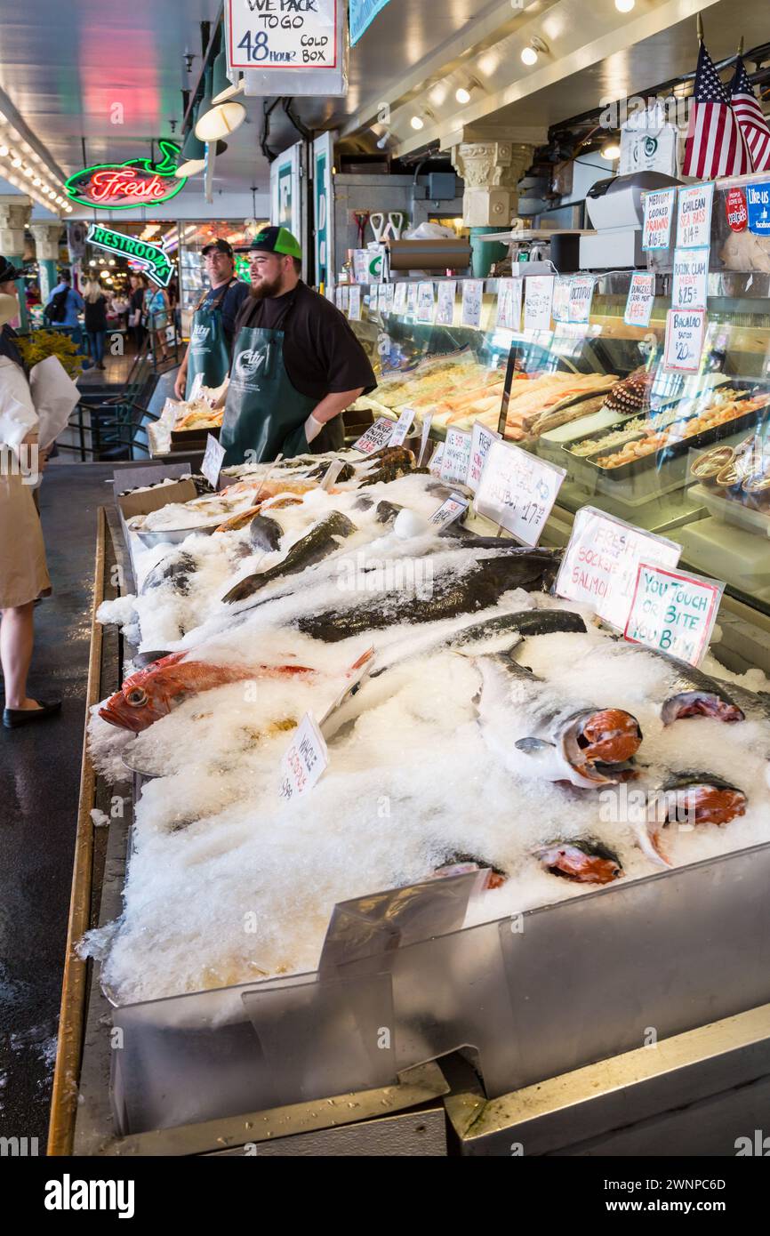 Frischer Fisch auf Eis zum Verkauf auf dem berühmten Pike Place Fish Market in der Innenstadt von Seattle, Washington Stockfoto