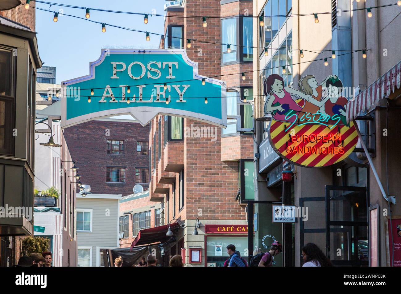 Neonschilder für die berühmten Post Alley und Sisters European Sandwiches im Zentrum von Seattle, Washington Stockfoto