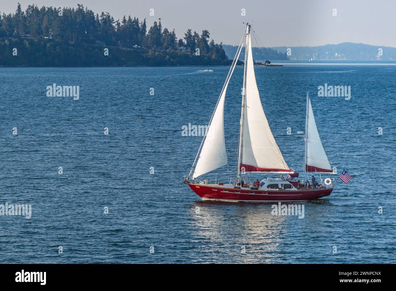Rotes Segelboot im Puget Sound in der Nähe von Bainbridge Island, Washington Stockfoto