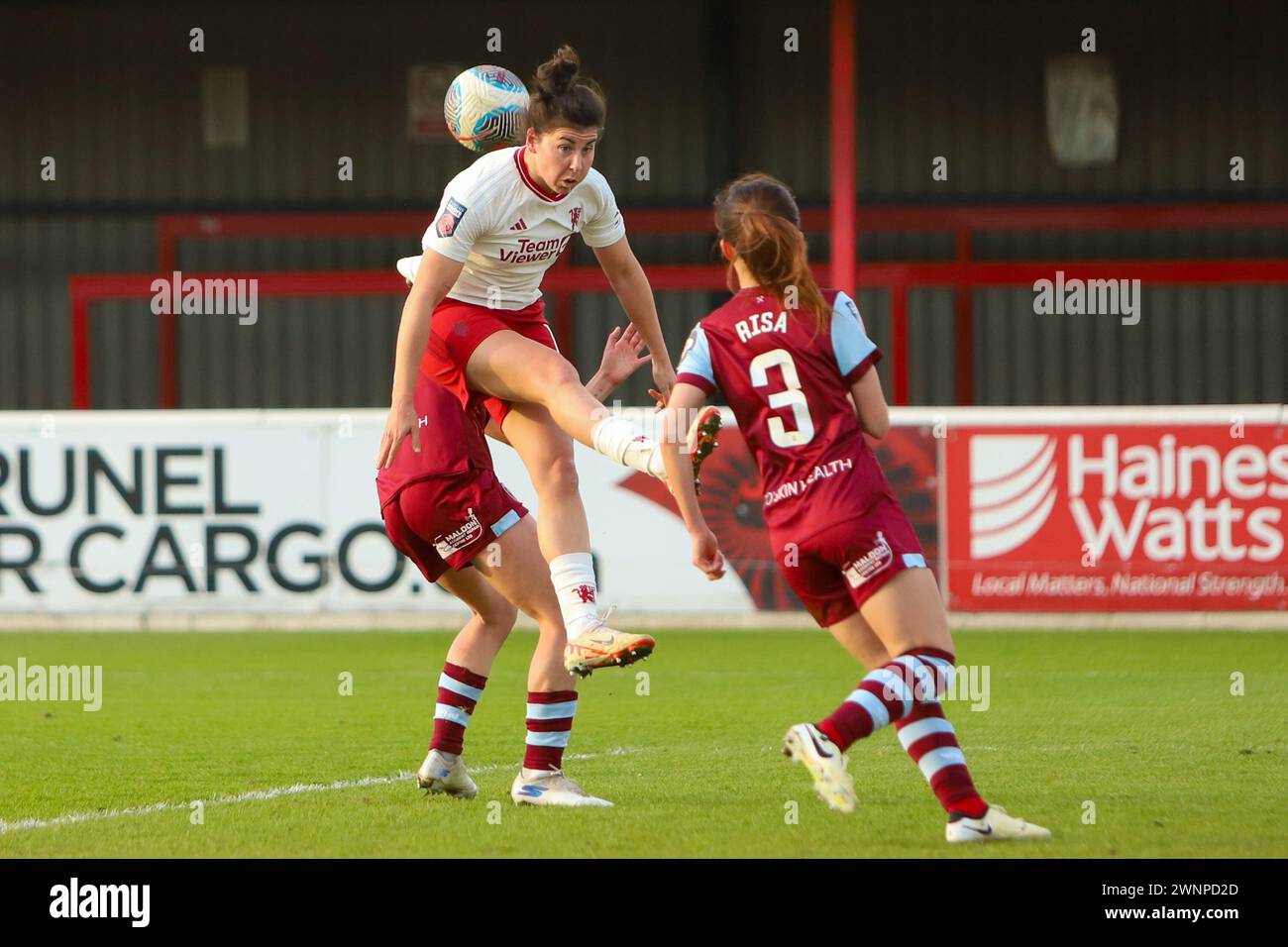 London, England. März 2024. Lucía García von Manchester United versucht, den Ball während des Women's Super League-Spiels zwischen West Ham United und Manchester United im Chigwell Construction Stadium zu führen Stockfoto