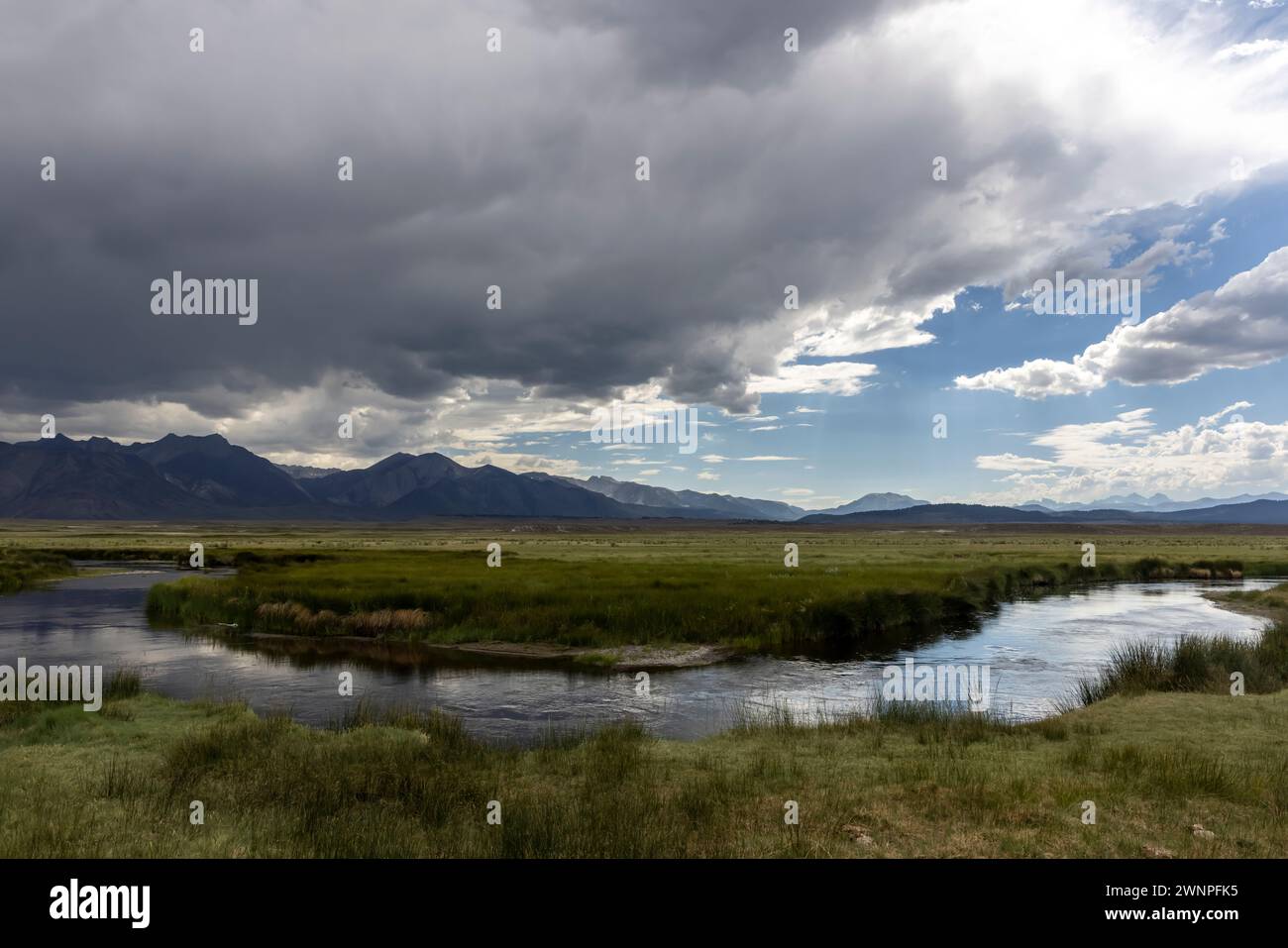 Das Wetter zieht sich entlang des Upper Owens River und die östlichen Sierras dienen als Kulisse. Stockfoto